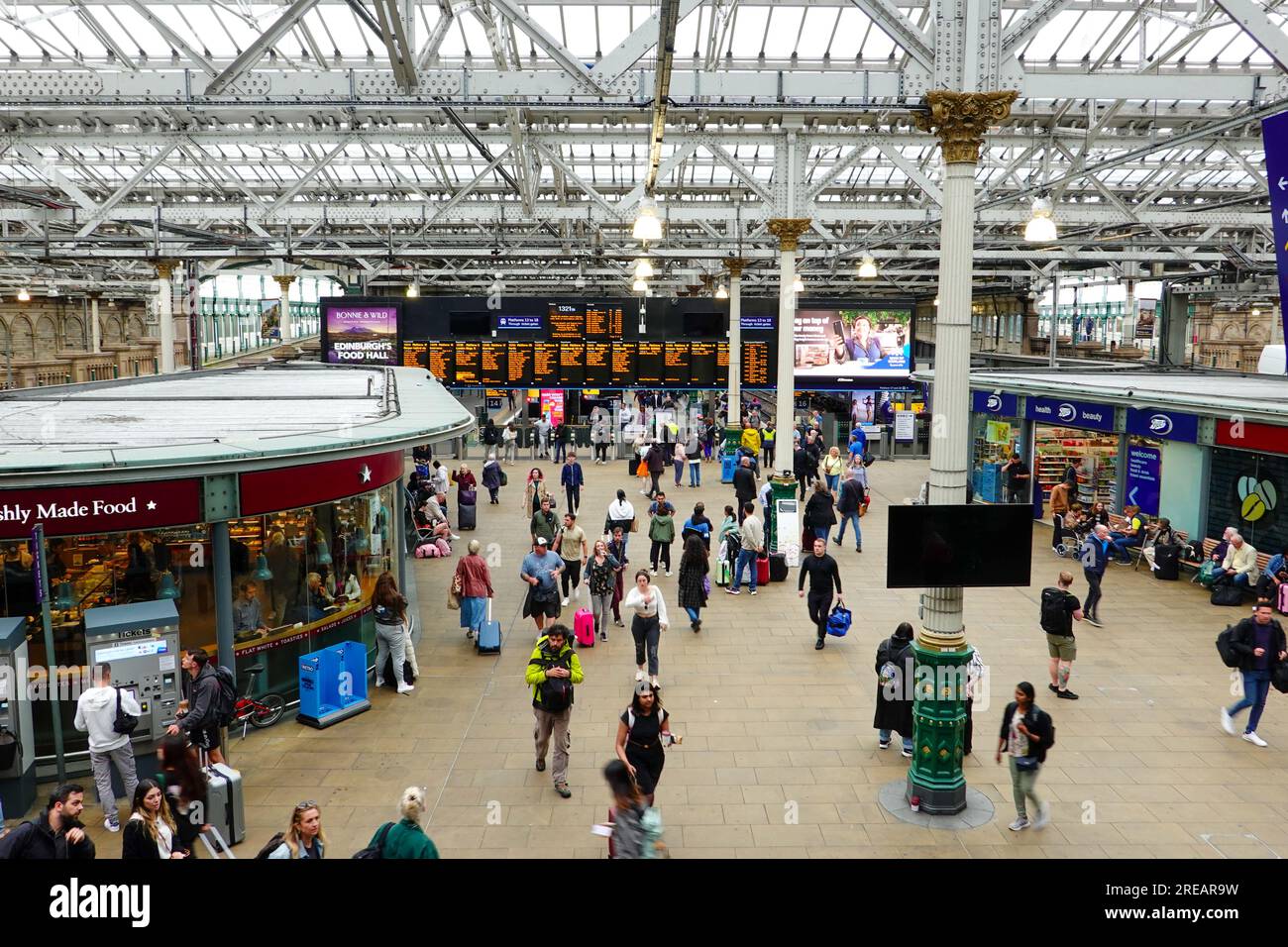 Una folla di persone all'interno della stazione ferroviaria di Waverley, Edimburgo, Scozia, Regno Unito. Foto Stock