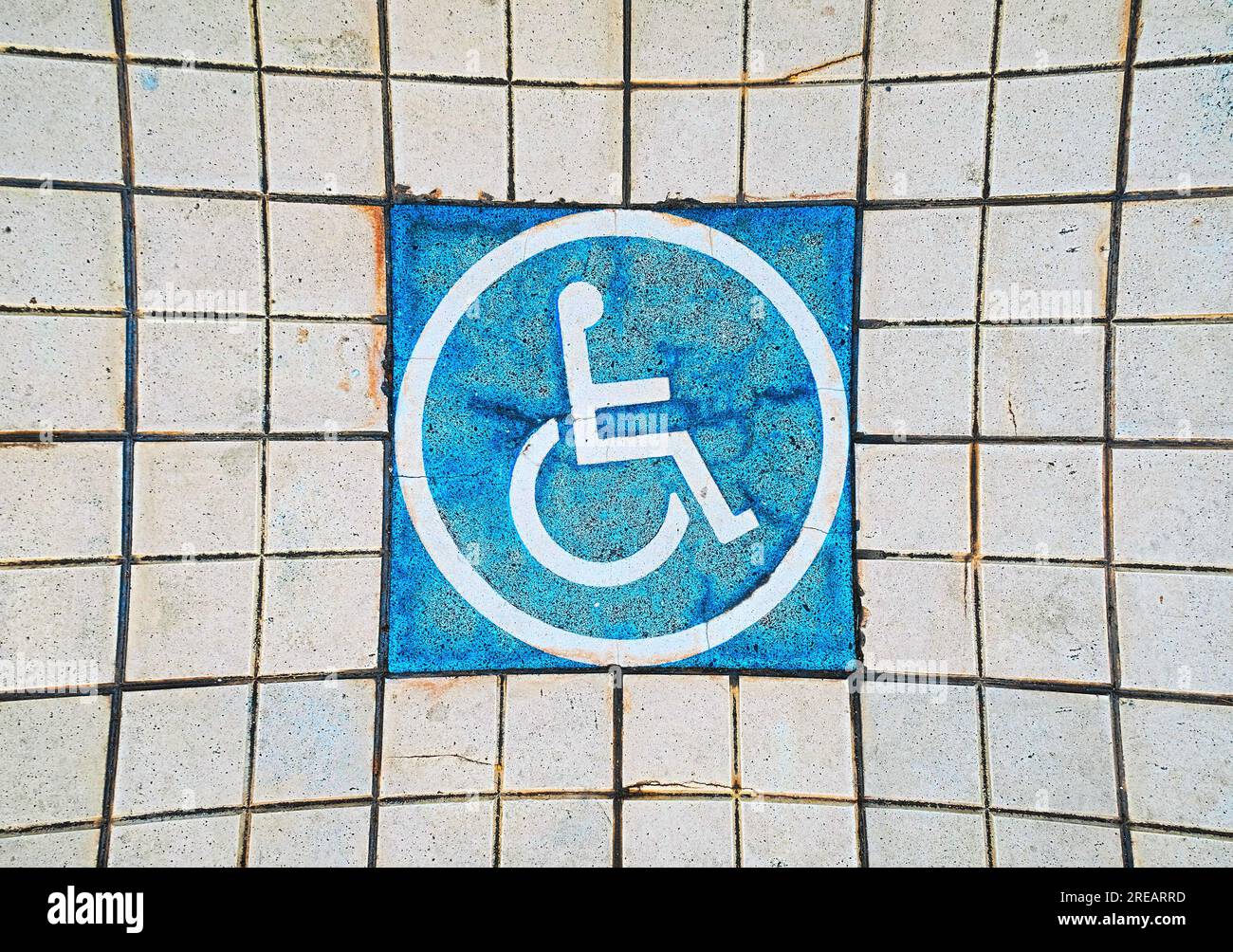 Simbolo internazionale di accesso (ISA) che mostra una persona su una sedia a rotelle. Foto Stock