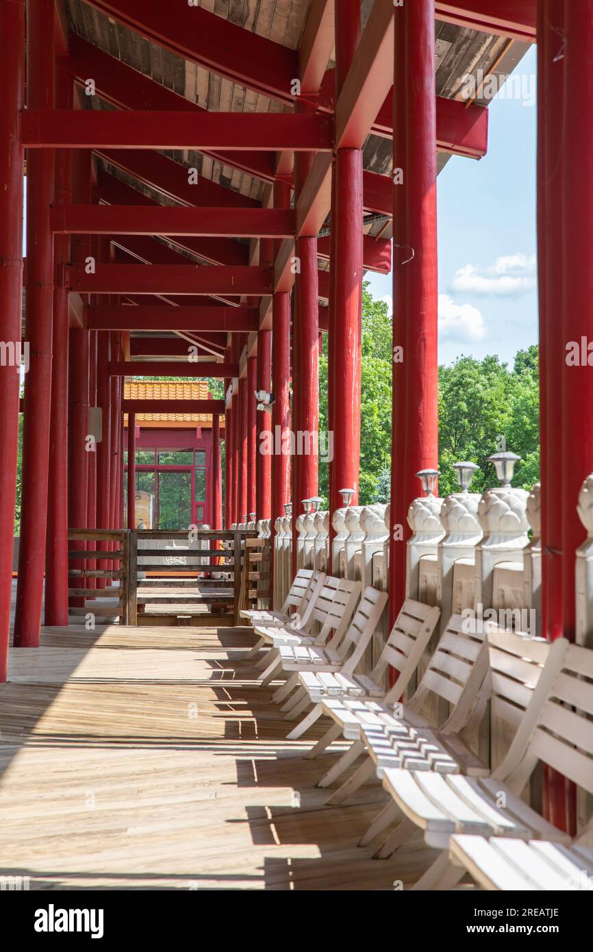 Immagine verticale dell'edificio che ospita la più grande statua del buddha nell'emisfero occidentale, il monastero Chuang Yen a Carmel, New York. Foto Stock