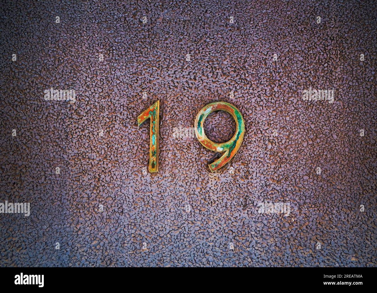 Elegante art deco numero 19, diciannove, su sfondo scuro con lieve vignetta. Foto Stock