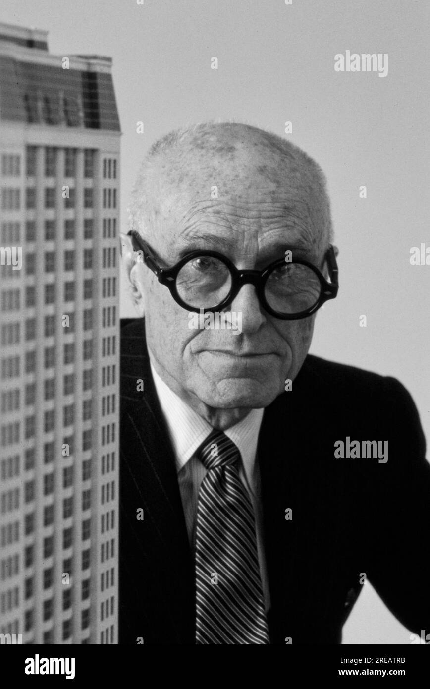 Philip Johnson è stato un architetto statunitense noto soprattutto per le sue opere di architettura moderna e postmoderna. Tra i suoi disegni più noti ci sono la sua Glass House modernista a New Canaan, Connecticut; il postmoderno 550 Madison Avenue a New York, progettato per AT&T; il 190 South la Salle Street a Chicago; il Sculpture Garden del Museum of Modern Art; e il Padiglione precolombiano a Dumbarton Oaks. Nel suo necrologio del 2005, il New York Times scrisse che le sue opere erano ampiamente considerate tra i capolavori architettonici del XX secolo. Fotografia di Bernard Gotfryd Foto Stock