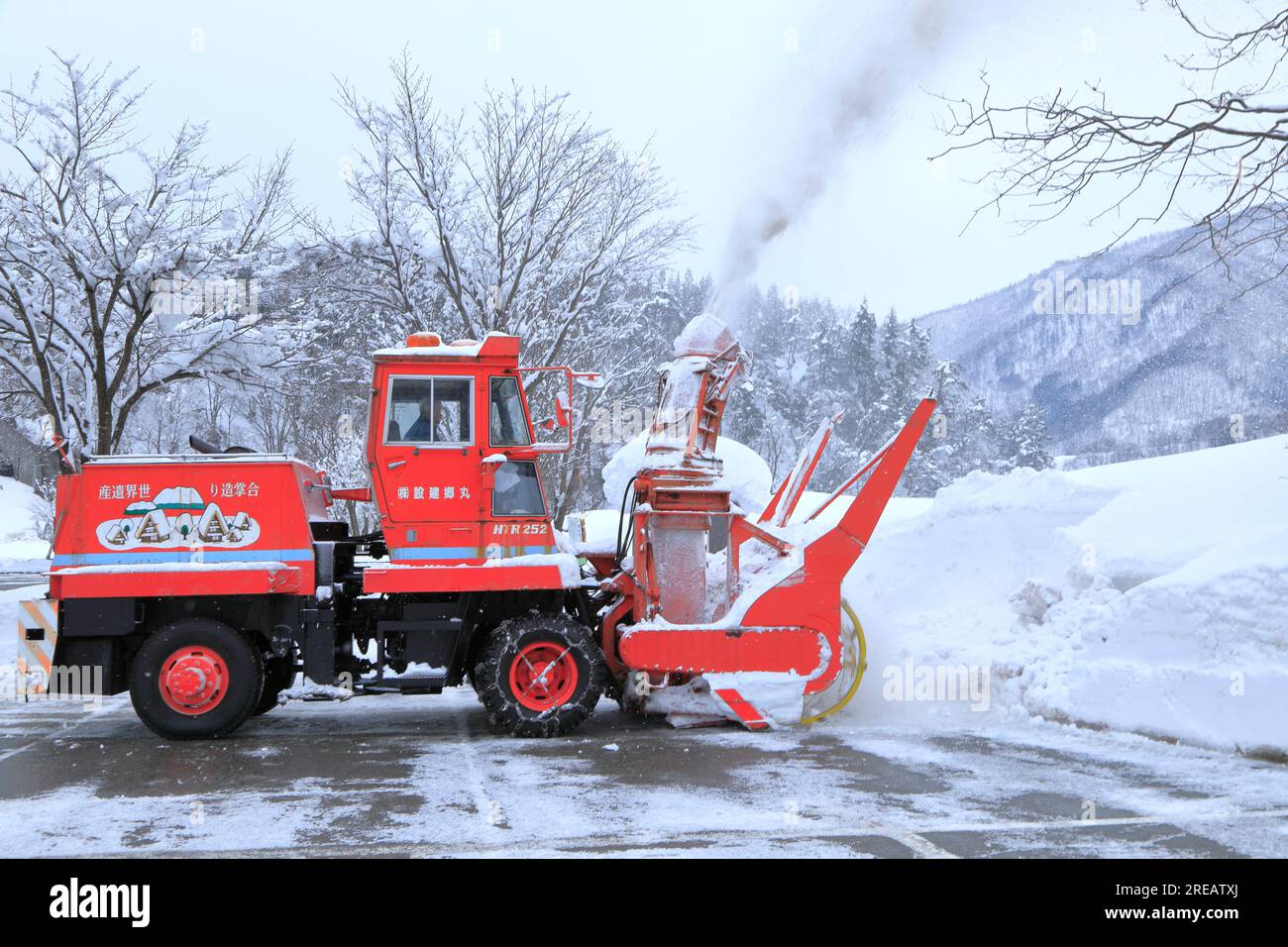 Rimozione della neve a Shirakawa-go Foto Stock