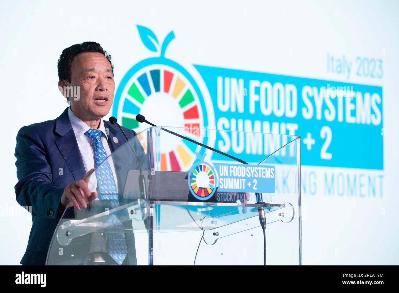 (230726) -- ROMA, 26 luglio 2023 (Xinhua) -- il Direttore generale della FAO Qu Dongyu interviene alla cerimonia di chiusura del Summit 2 delle Nazioni Unite sui sistemi alimentari (UNFSS 2) a Roma, Italia, il 26 luglio 2023. Tre giorni di colloqui ad alto livello sulla sicurezza alimentare hanno sottolineato le sfide che ci attendono, ha affermato mercoledì il capo dell'Organizzazione delle Nazioni Unite per l'alimentazione e l'agricoltura (FAO). (Giulio Napolitano/FAO/Handout via Xinhua) -solo per uso editoriale- Foto Stock
