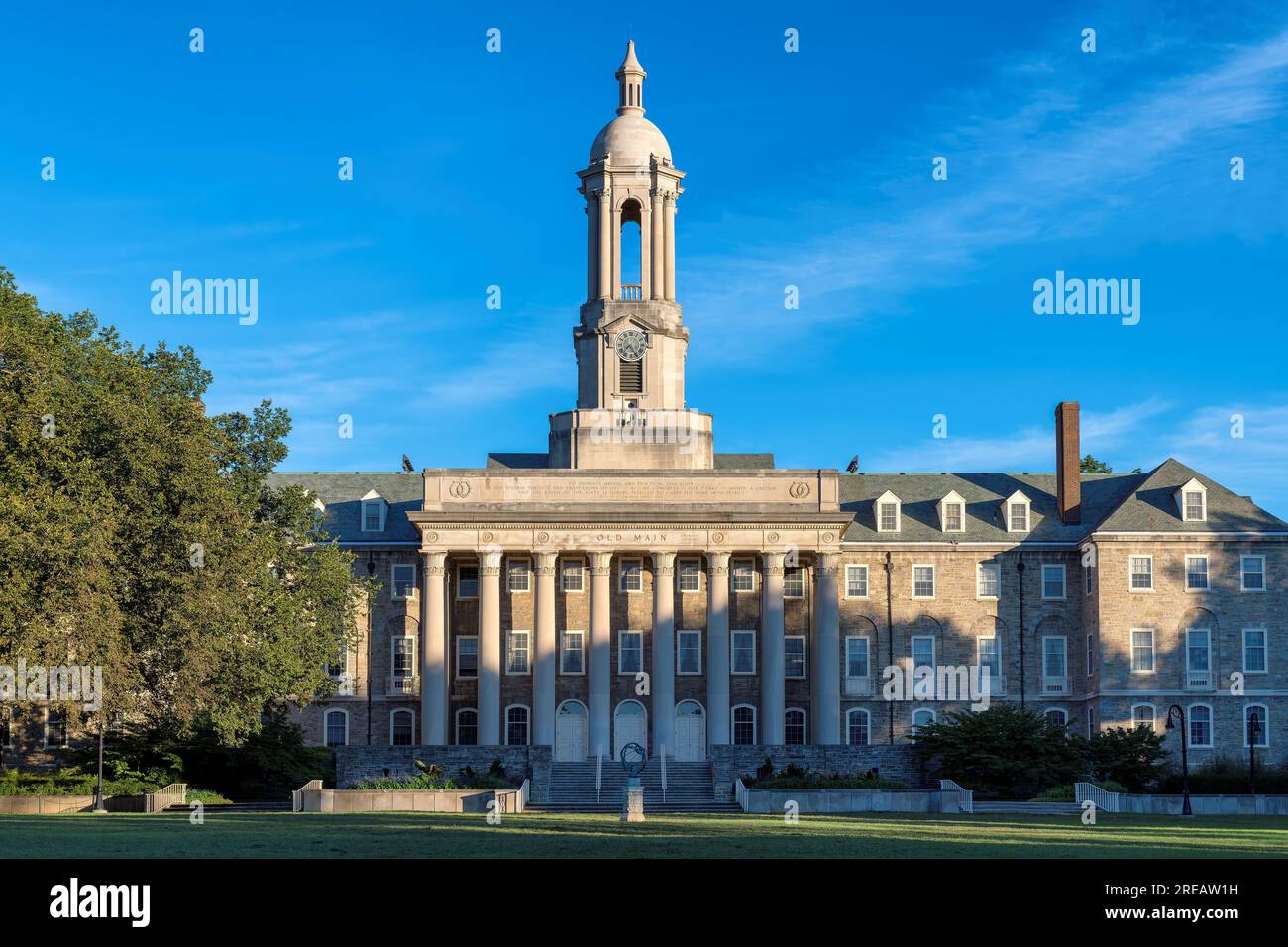 Il vecchio edificio principale all'alba nel campus della Penn State University Foto Stock