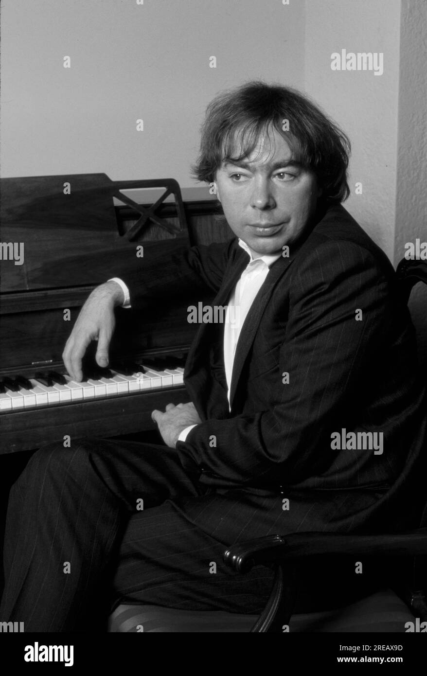 Andrew Lloyd Webber, è un compositore inglese ed impresario del teatro musicale molti dei suoi musical sono stati eseguiti per più di un decennio sia nel West End che a Broadway. Ha composto 21 musical, un ciclo di canzoni, una serie di variazioni, due colonne sonore, e una messa per il Requiem latino. Molte delle sue canzoni sono state ampiamente registrate e hanno avuto successo al di fuori dei loro musical genitori, come "Memory" da Cats, "The Music of the Night" e "All i Ask of You" da The Phantom of the Opera, "i Don't Know How to Love HIM" da Jesus Christ Superstar. Foto Stock