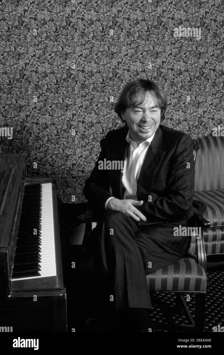 Andrew Lloyd Webber, è un compositore inglese ed impresario del teatro musicale molti dei suoi musical sono stati eseguiti per più di un decennio sia nel West End che a Broadway. Ha composto 21 musical, un ciclo di canzoni, una serie di variazioni, due colonne sonore, e una messa per il Requiem latino. Molte delle sue canzoni sono state ampiamente registrate e hanno avuto successo al di fuori dei loro musical genitori, come "Memory" da Cats, "The Music of the Night" e "All i Ask of You" da The Phantom of the Opera, "i Don't Know How to Love HIM" da Jesus Christ Superstar. Foto Stock