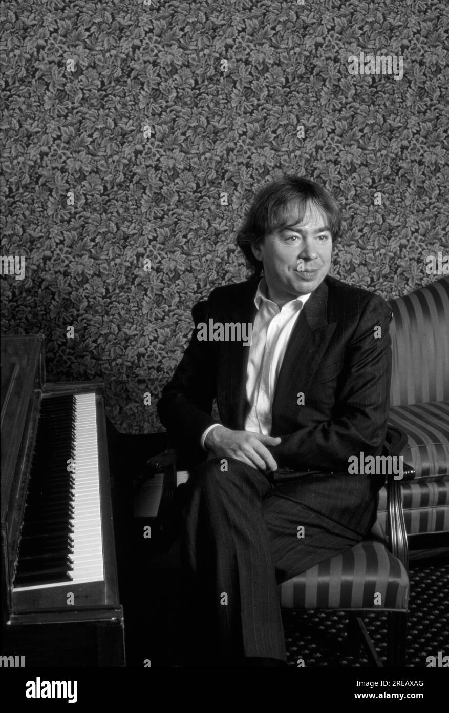 Andrew Lloyd Webber, è un compositore inglese ed impresario del teatro musicale molti dei suoi musical sono stati eseguiti per più di un decennio sia nel West End che a Broadway. Ha composto 21 musical, un ciclo di canzoni, una serie di variazioni, due colonne sonore, e una messa per il Requiem latino. Molte delle sue canzoni sono state ampiamente registrate e hanno avuto successo al di fuori dei loro musical genitori, come "Memory" da Cats, "The Music of the Night" e "All i Ask of You" da The Phantom of the Opera, "i Don't Know How to Love HIM" da Jesus Christ Superstar. Foto Stock