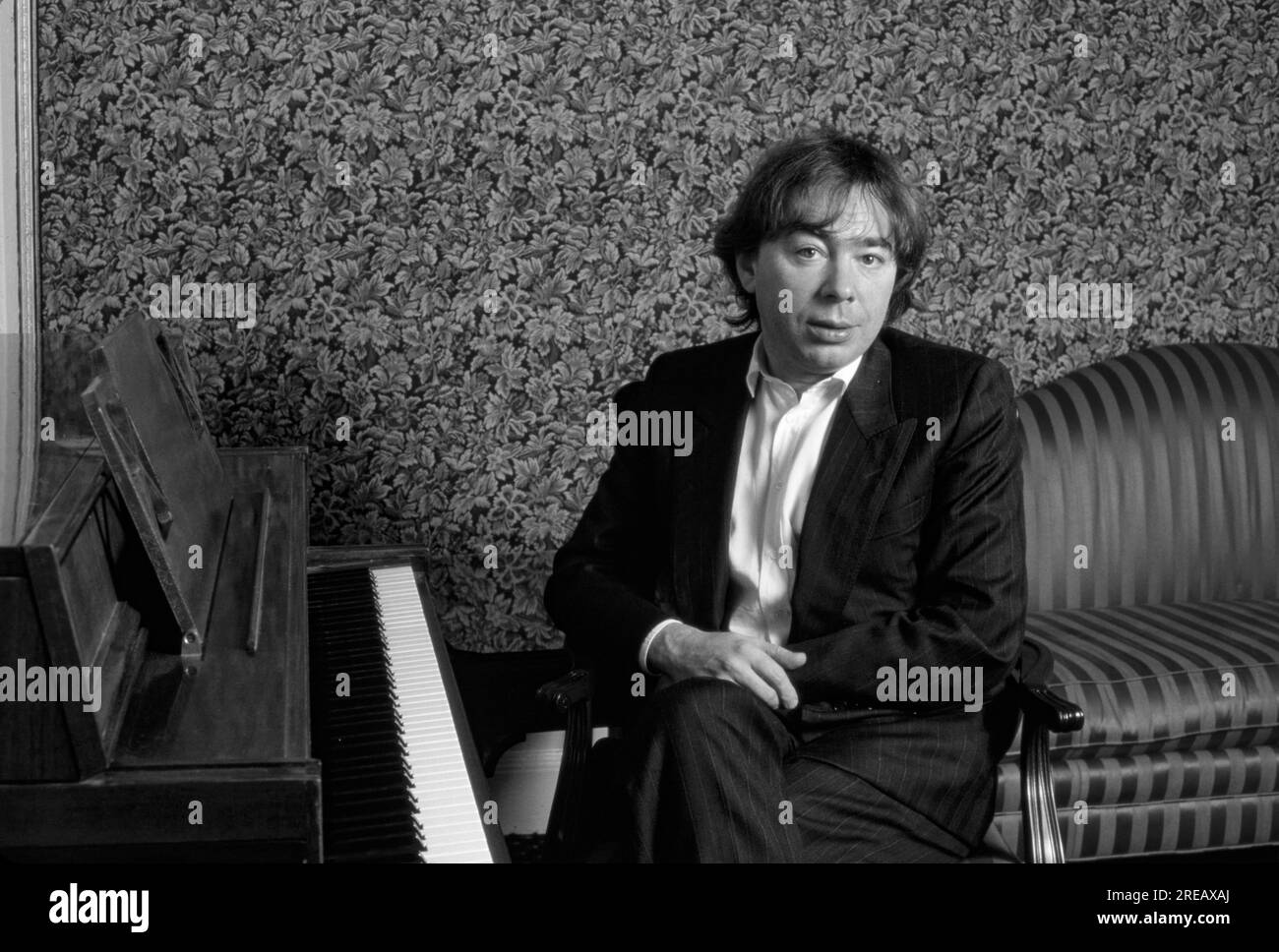 Andrew Lloyd Webber, è un compositore inglese ed impresario del teatro musicale molti dei suoi musical sono stati eseguiti per più di un decennio sia nel West End che a Broadway. Ha composto 21 musical, un ciclo di canzoni, una serie di variazioni, due colonne sonore, e una messa per il Requiem latino. Molte delle sue canzoni sono state ampiamente registrate e hanno avuto successo al di fuori dei loro musical genitori, come "Memory" da Cats, "The Music of the Night" e "All i Ask of You" da The Phantom of the Opera, "i Don't Know How to Love HIM" da Jesus Christ Superstar. Foto Stock