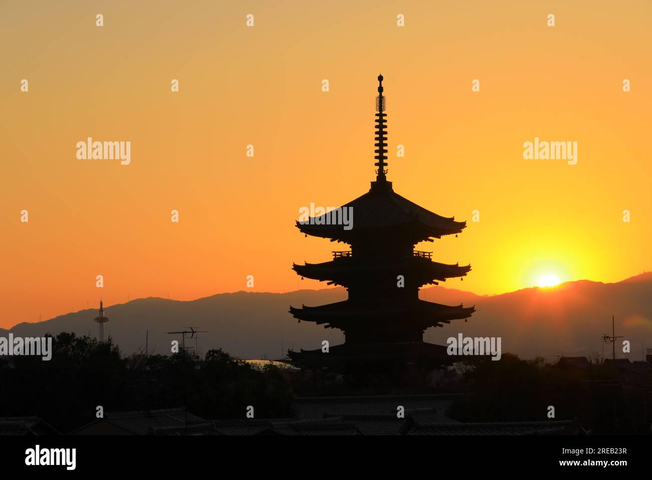 Tramonto invernale e Yasaka-no-to (Pagoda di Yasaka) Foto Stock