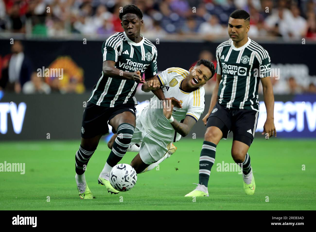 Houston, Texas, Stati Uniti. 26 luglio 2023. L'attaccante del Real Madrid Rodrygo (11, bianco) è stato colpito dal centrocampista del Manchester United FC Kobbie Mainoo (37) durante la prima metà della partita del Soccer Champions Tour tra il Manchester United FC e il Real Madrid CF all'NRG Stadium di Houston, Texas, il 26 luglio 2023. (Immagine di credito: © Erik Williams/ZUMA Press Wire) SOLO USO EDITORIALE! Non per USO commerciale! Foto Stock