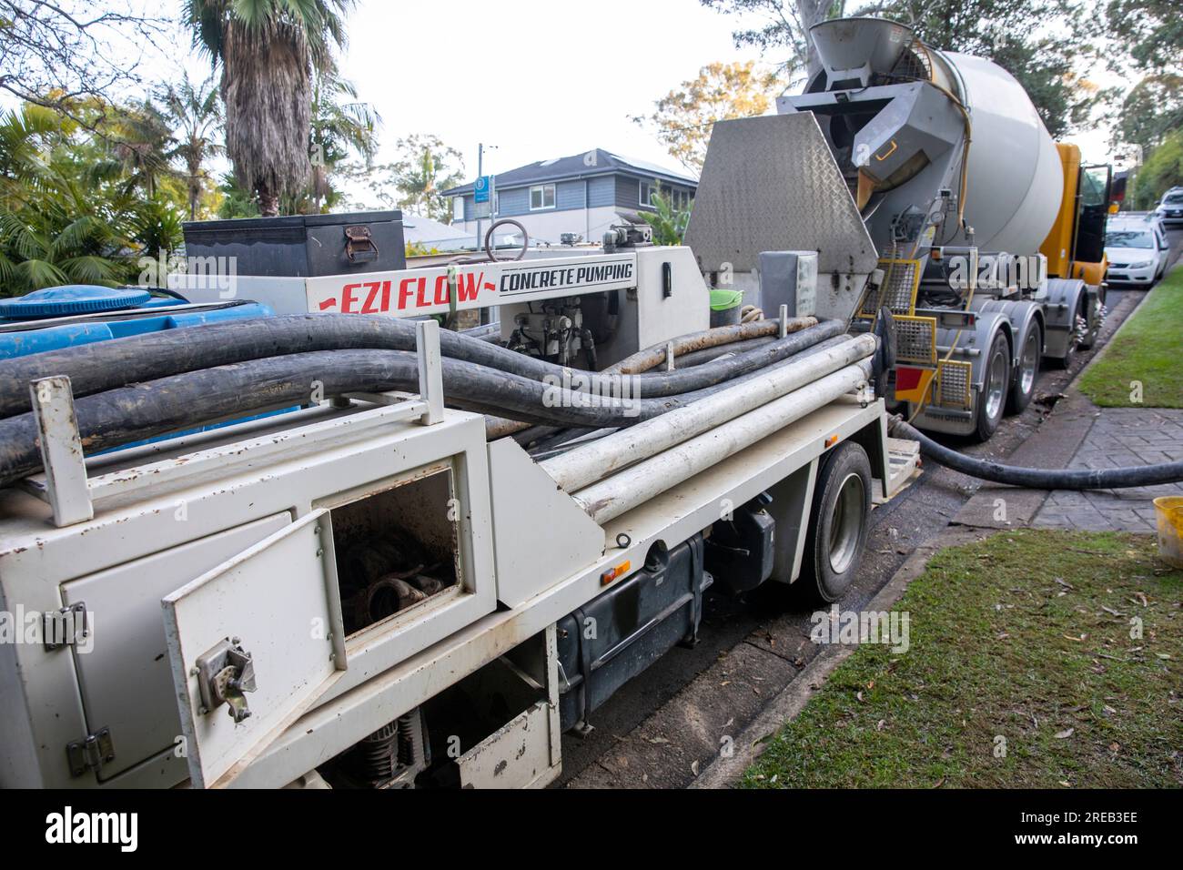 Sydney Australia Ready Mix concrete Truck consente di trasferire il calcestruzzo in una pompa per calcestruzzo fino a raggiungere un vialetto di casa, Australia Foto Stock