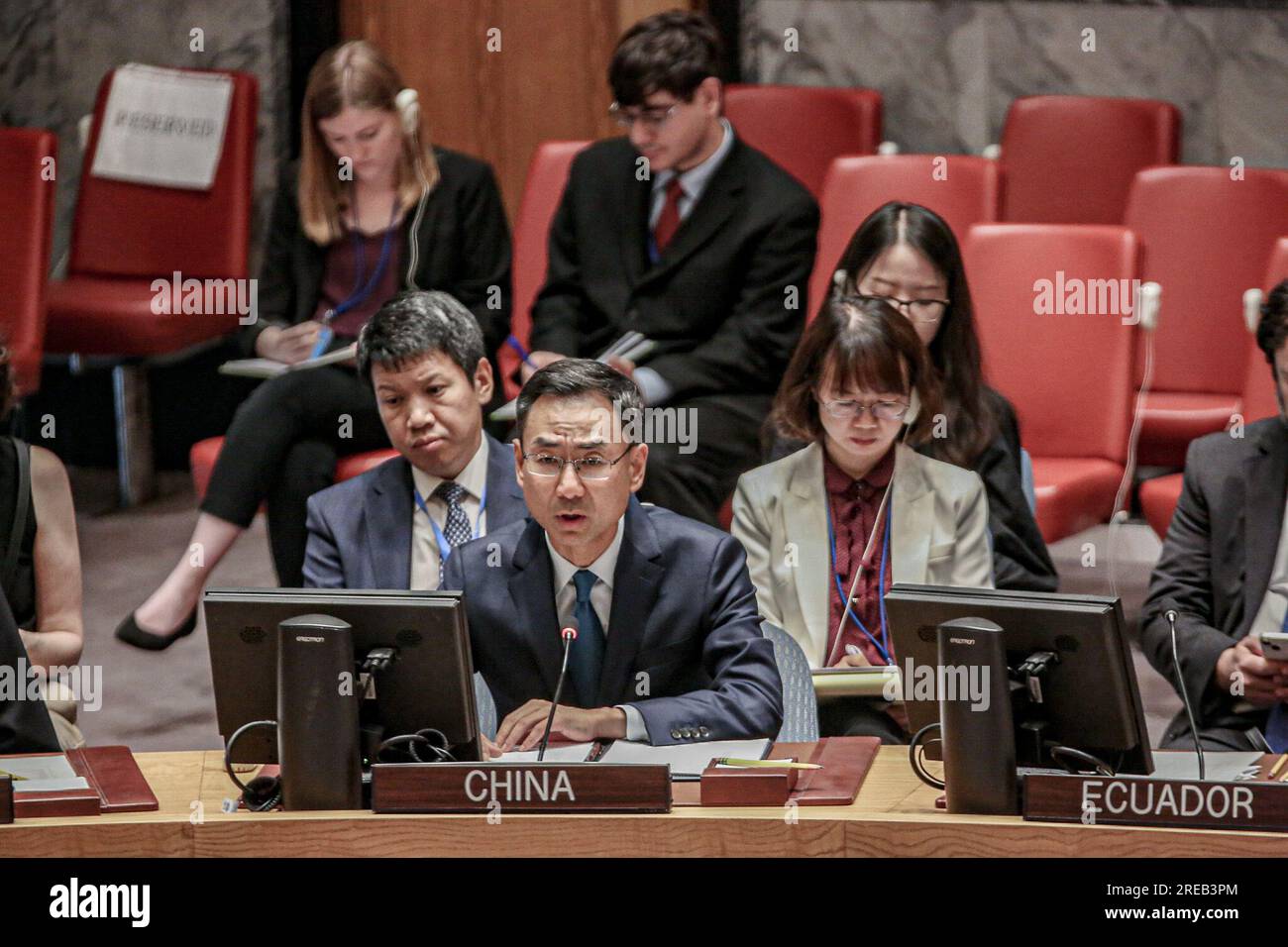New York, New York, USA. 26 luglio 2023. Il vice rappresentante permanente cinese GENG SHUANG interviene durante una riunione del Consiglio di sicurezza delle Nazioni Unite convocata per discutere dei recenti attacchi di Mosca al porto chiave di Odesa subito dopo il suo rifiuto di estendere il grano del Mar Nero.l'attacco a Odesa ha gravemente danneggiato il sito patrimonio mondiale dell'UNESCO; La Cattedrale della Trasfigurazione, una chiesa ortodossa Ucraina nel centro della città, ha compromesso parti dei depositi di esportazione di Odesa e ha distrutto 60.000 tonnellate di grano. La Russia afferma che la cattedrale è stata danneggiata da un pezzo delle difese anti-aeree ucraine ''" non A. Foto Stock