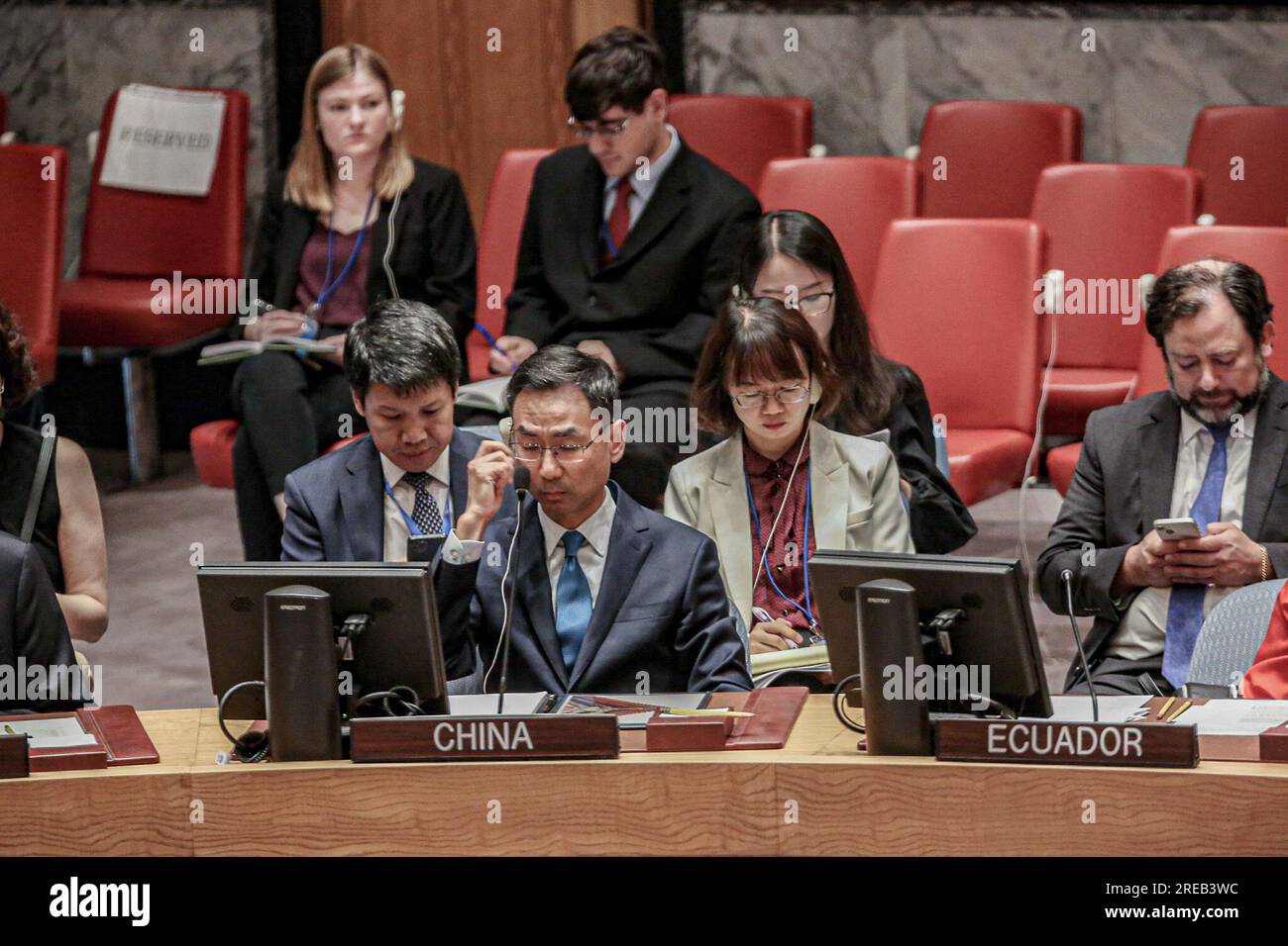 New York, New York, USA. 26 luglio 2023. Il vice rappresentante permanente cinese GENG SHUANG interviene durante una riunione del Consiglio di sicurezza delle Nazioni Unite convocata per discutere dei recenti attacchi di Mosca al porto chiave di Odesa subito dopo il suo rifiuto di estendere il grano del Mar Nero.l'attacco a Odesa ha gravemente danneggiato il sito patrimonio mondiale dell'UNESCO; La Cattedrale della Trasfigurazione, una chiesa ortodossa Ucraina nel centro della città, ha compromesso parti dei depositi di esportazione di Odesa e ha distrutto 60.000 tonnellate di grano. La Russia afferma che la cattedrale è stata danneggiata da un pezzo delle difese anti-aeree ucraine ''" non A. Foto Stock