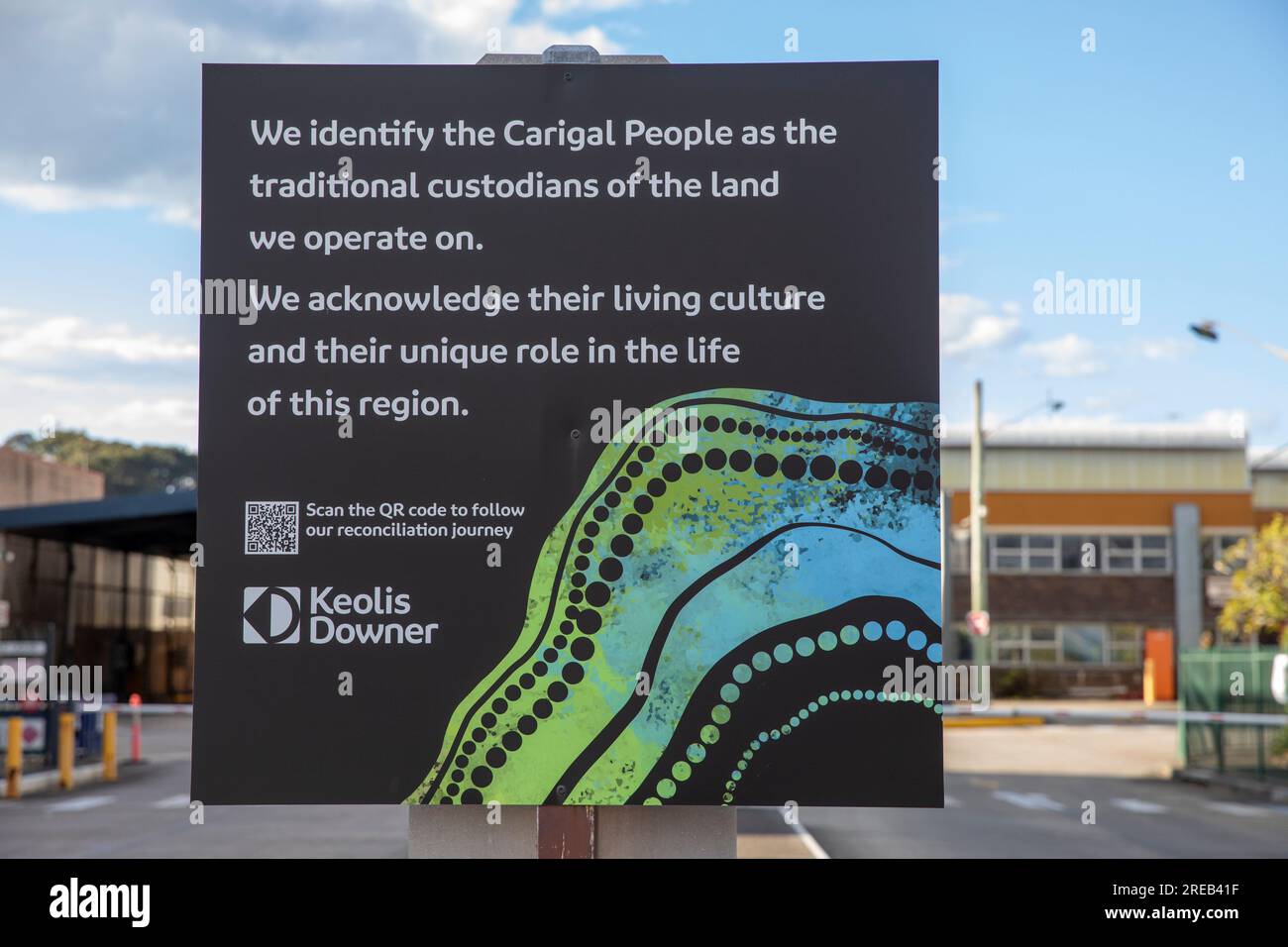 Stazione degli autobus di Sydney con un cartello che riconosce gli aborigeni come proprietari e custodi tradizionali della terra, Sydney, NSW, Australia Foto Stock