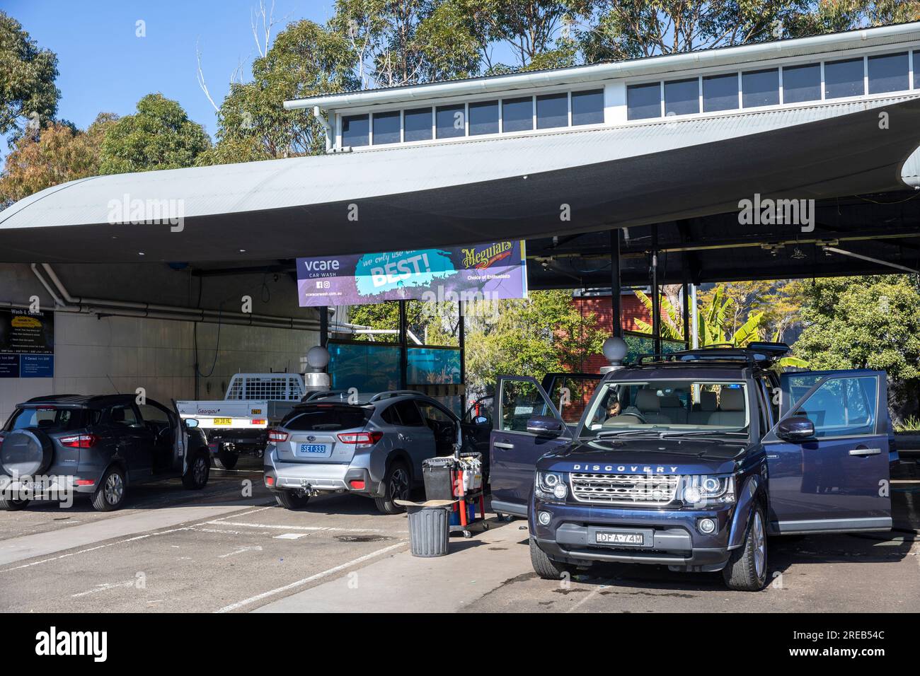 Servizio di autolavaggio e parcheggiatore Australia a Warriewood Sydney con caffetteria adiacente Foto Stock