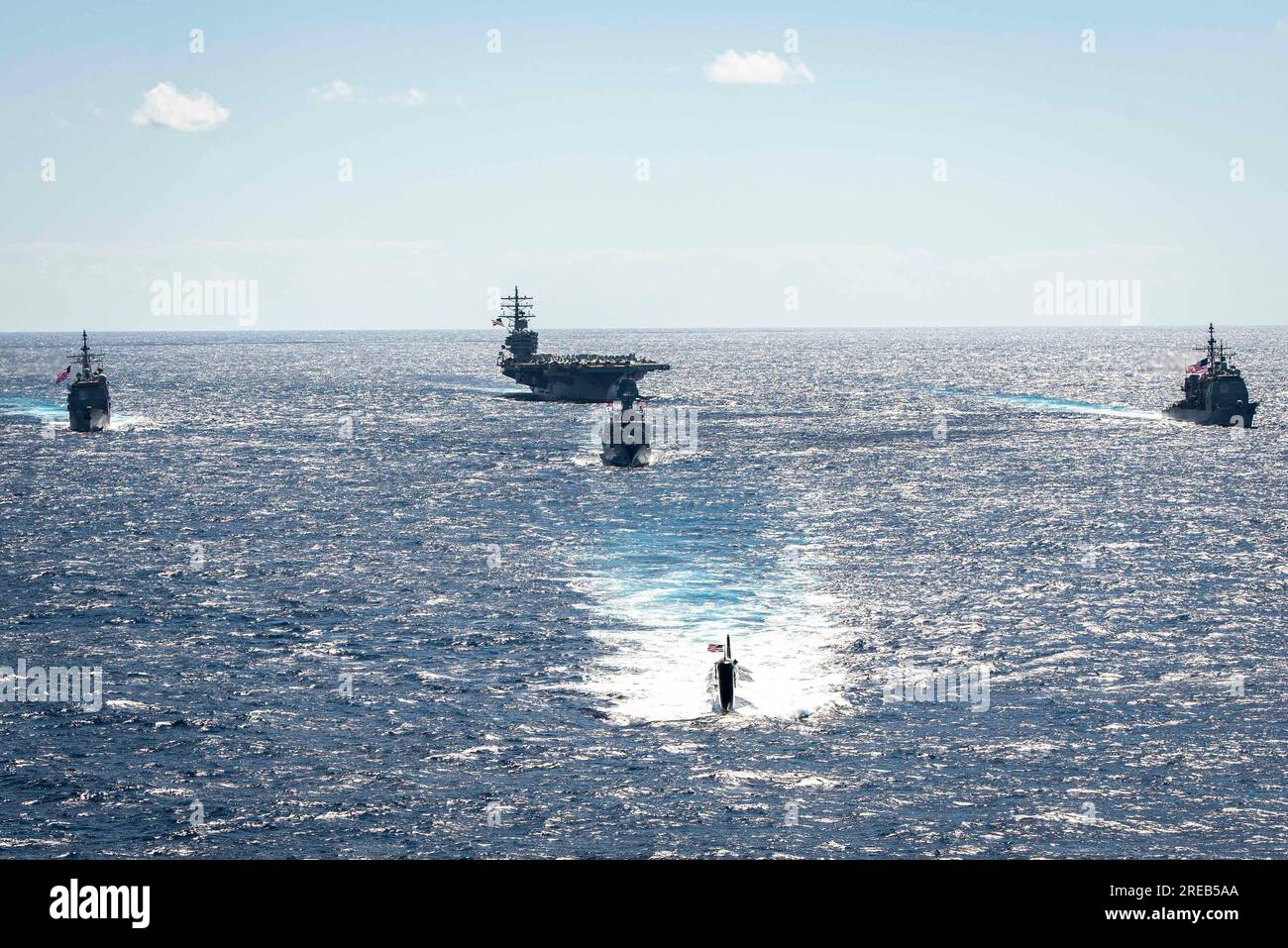 OCEANO INDIANO (22 luglio 2023) Stati Uniti L’unica portaerei della marina, USS Ronald Reagan (CVN 76), è in formazione con la nave della Royal Australian Navy HMAS Perth (FFH 157), nonché con il sommergibile ad attacco rapido classe Virginia USS North Carolina (SSN 777) e gli incrociatori a missili guidati classe Ticonderoga USS Robert Smalls (CG 62) e USS Antietam (CG 54), Durante Talisman Sabre 23 nell'Oceano Indiano, 22 luglio 2023. Ronald Reagan, l'ammiraglia del Carrier Strike Group 5, fornisce una forza pronta al combattimento che protegge e difende gli Stati Uniti, e sostiene alleanze, partnershi Foto Stock