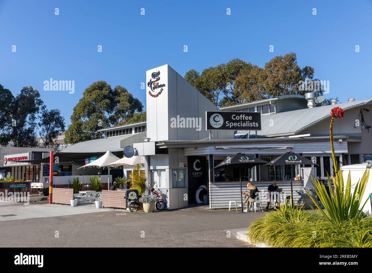 Servizio di autolavaggio e parcheggiatore Australia a Warriewood Sydney con caffetteria adiacente Foto Stock