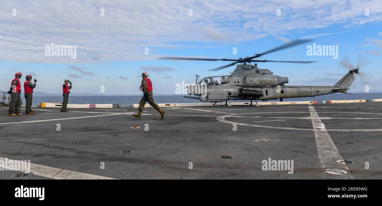 CORAL SEA (23 luglio 2023) Marines assegnati alla 31st Marine Expeditionary Unit (MEU) preparano un elicottero AH-1Z Cobra del Marine Medium Titltrotor Squadron (VMM) 265 sul ponte di volo della nave da trasporto anfibio USS Green Bay (LPD 20) per partecipare a un'esercitazione combinata di fuoco vivo, Nell'ambito dell'esercizio Talisman Sabre, 23 luglio. Il talismano Sabre è la più grande esercitazione militare bilaterale tra l'Australia e gli Stati Uniti che promuove un indo-Pacifico libero e aperto rafforzando le relazioni e l'interoperabilità tra gli alleati chiave e migliorando le nostre capacità collettive di Foto Stock