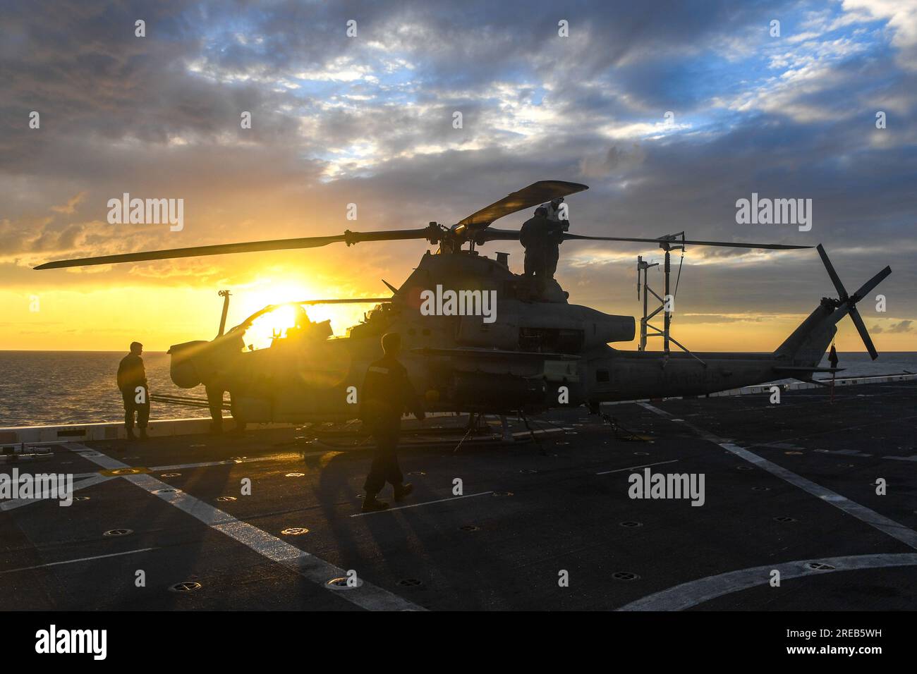 CORAL SEA (23 luglio 2023) Marines assegnati alla 31st Marine Expeditionary Unit (MEU) preparano un elicottero AH-1Z Cobra del Marine Medium Titltrotor Squadron (VMM) 265 sul ponte di volo della nave da trasporto anfibio USS Green Bay (LPD 20) per partecipare a un'esercitazione combinata di fuoco vivo, Nell'ambito dell'esercizio Talisman Sabre, 23 luglio. Il talismano Sabre è la più grande esercitazione militare bilaterale tra l'Australia e gli Stati Uniti che promuove un indo-Pacifico libero e aperto rafforzando le relazioni e l'interoperabilità tra gli alleati chiave e migliorando le nostre capacità collettive di Foto Stock