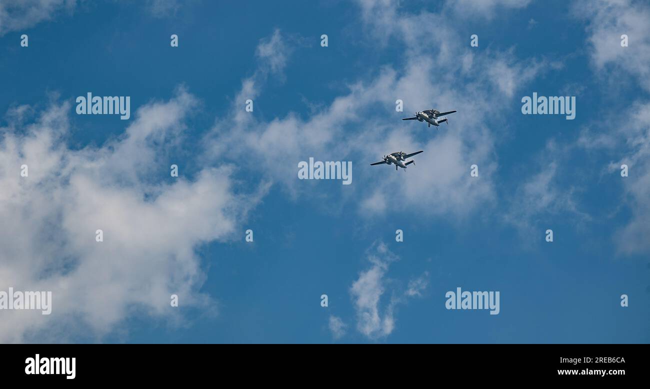 Due aerei e-2C/D Hawkeye dell'Airborne Command and Control Squadron (VAW) 120, di stanza a bordo della Naval Station Norfolk, Norfolk, Virginia, completarono un volo del National Jamboree del 2023, tenuto a Glen Jean, West Virginia, il 26 luglio 2023. Più di 15.000 esploratori provenienti da tutti gli Stati Uniti e da diverse nazioni straniere hanno partecipato all'evento ospitato nella Summit Bechtel Reserve di 000 ettari, situata accanto al New River Gorge National Park and Preserve nel sud della Virginia Occidentale. Due membri dell'equipaggio erano entrambi ex Boy Scouts; il pilota CDR Christopher "Swanny" Swanson Foto Stock