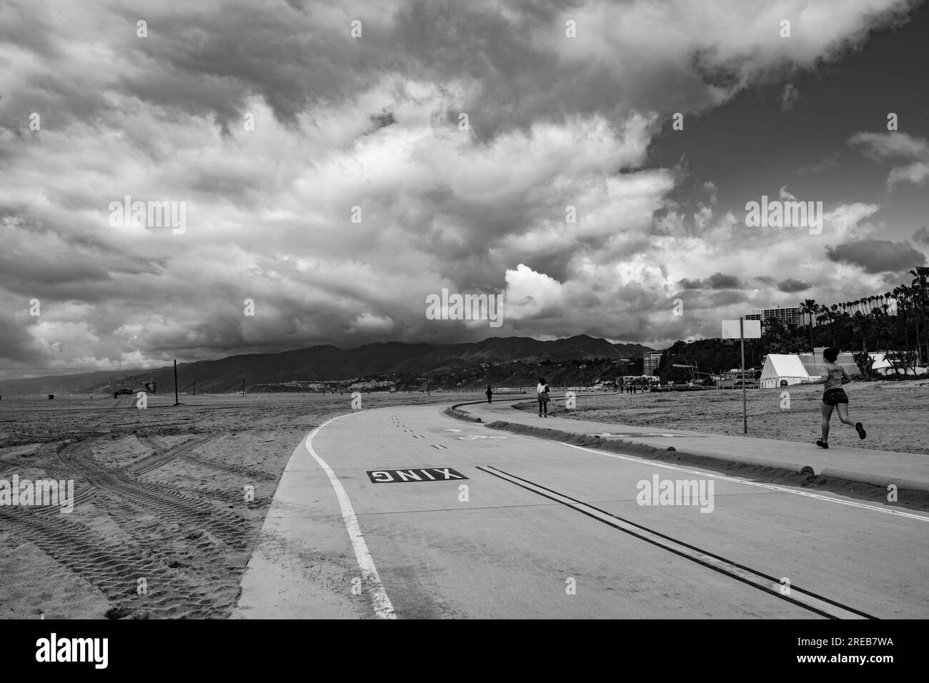 Santa Monica, California, USA. 23 marzo 2023. La corsia pedonale e ciclabile Strand che attraversa la spiaggia di Santa Monica. La greenway è un popolare percorso ricreativo per gli amanti della spiaggia, la gente del posto e i turisti che attraversa il molo di Venezia fino a Malibu. (Immagine di credito: © Taidgh Barron/ZUMA Press Wire) SOLO USO EDITORIALE! Non per USO commerciale! Foto Stock