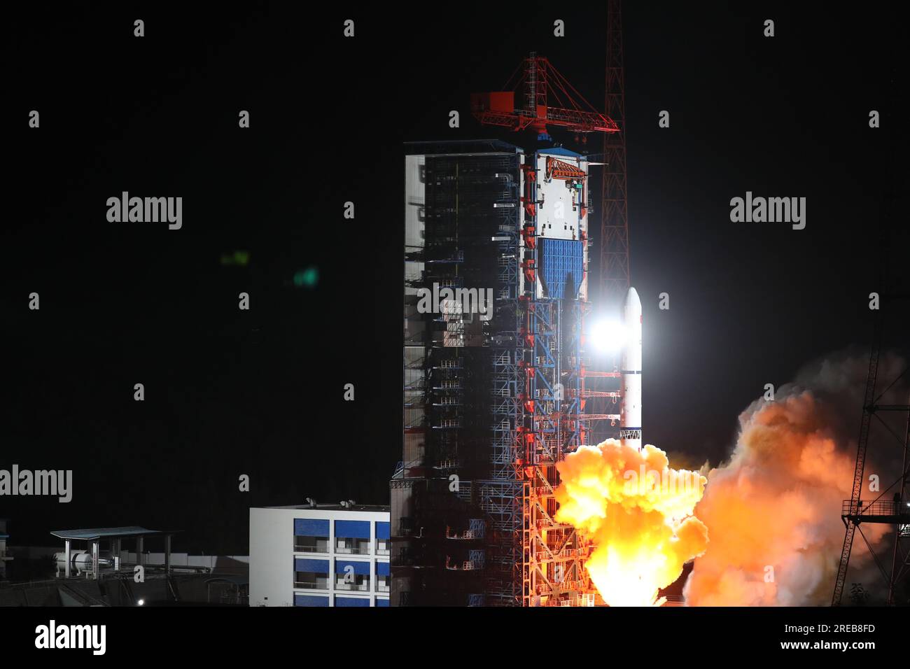 Xichang. 27 luglio 2023. Un gruppo di satelliti con telerilevamento composto da tre satelliti trasportati da un lungo razzo vettore March-2D viene lanciato dal satellite Launch Center di Xichang nella provincia del Sichuan nella Cina sud-occidentale il 27 luglio 2023. I tre satelliti della famiglia Yaogan-36 sono entrati nell'orbita preimpostata. Questa missione fu il 480° volo dei razzi portaerei Long March. Crediti: Zhang Yingjian/Xinhua/Alamy Live News Foto Stock