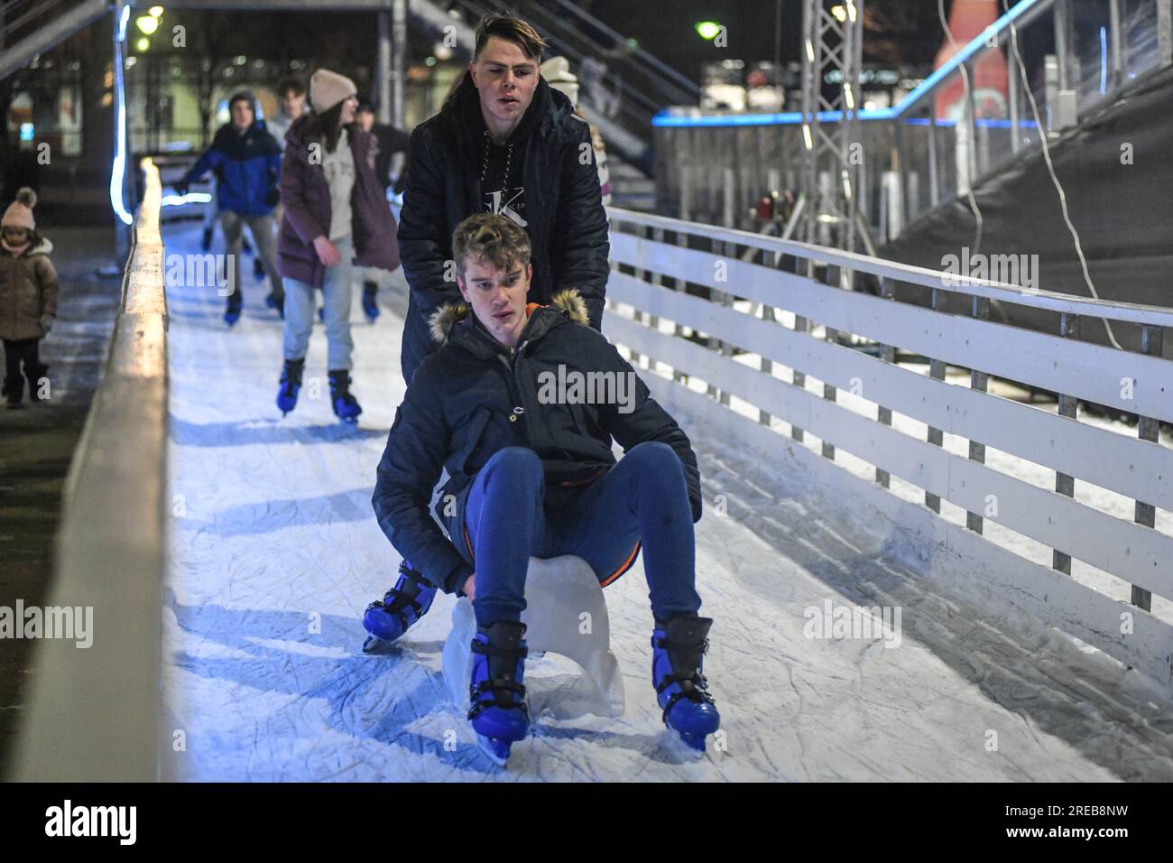 Pattinaggio su ghiaccio a Varazdin durante le vacanze invernali, Croazia Foto Stock