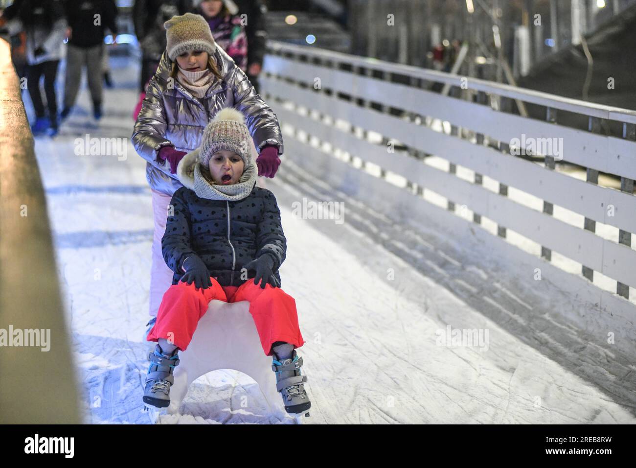 Sorelline pattinaggio su ghiaccio a Varazdin durante le vacanze invernali, Croazia Foto Stock