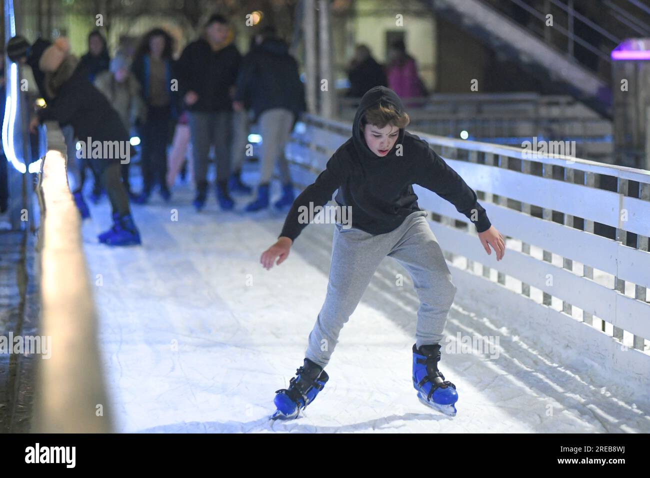 Pattinaggio su ghiaccio a Varazdin durante le vacanze invernali, Croazia Foto Stock