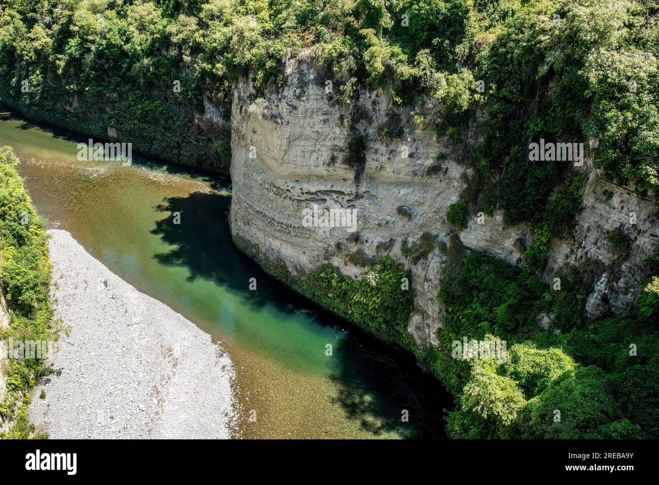 L'acqua turchese del fiume Rangitikei scorre attraverso le torreggianti scogliere e le pareti rocciose nei canyon e nelle gole della regione di Manawatu, nuova Zelanda Foto Stock