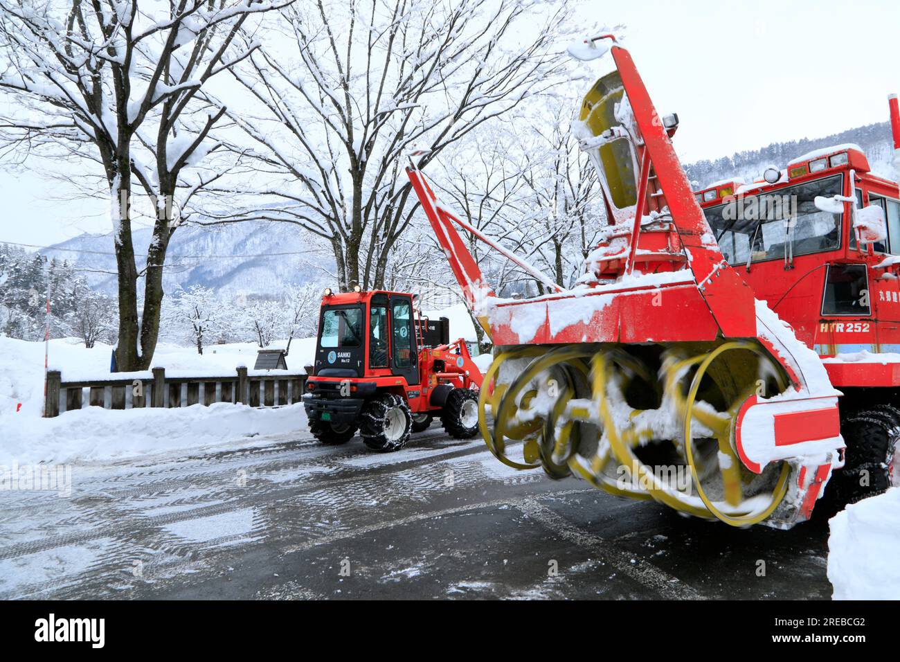 Rimozione della neve a Shirakawa-go Foto Stock