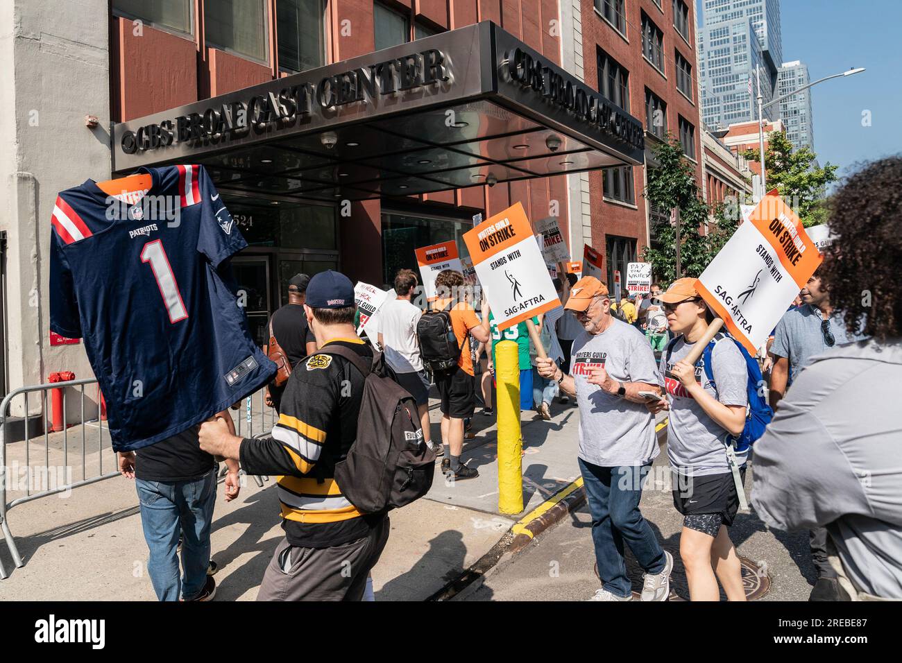 New York, USA. 26 luglio 2023. I membri della Writers Guild of America picchettano davanti al CBS Broadcast Center sul tema Sport Writers Picket a New York il 26 luglio 2023. I dirigenti della NHL Players Association, della NFL Players Association e della MLB Players Association si sono Uniti e hanno parlato durante il picchetto. (Foto di Lev Radin/Sipa USA) credito: SIPA USA/Alamy Live News Foto Stock