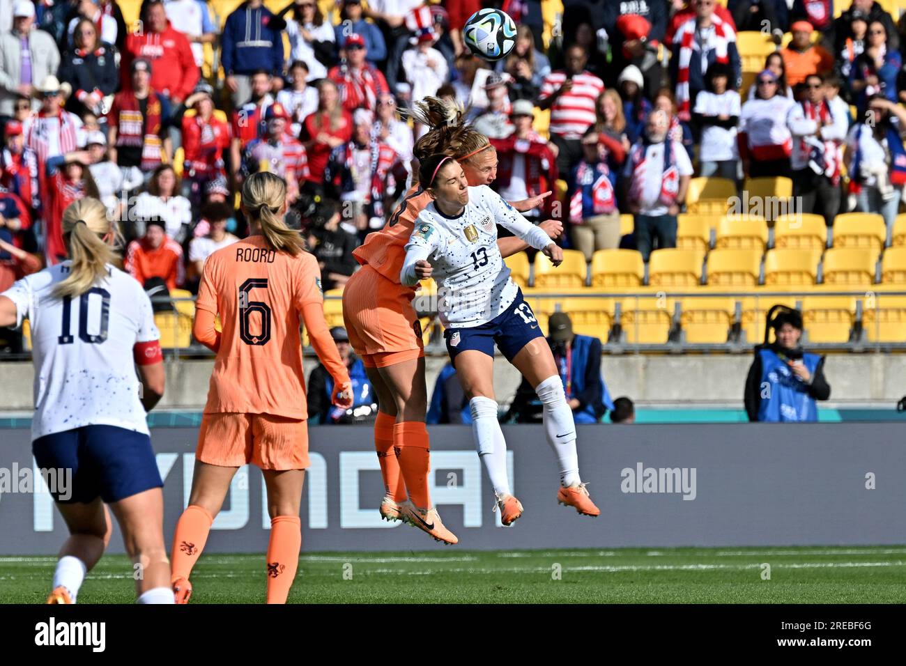 Fukuoka, Giappone. 27 luglio 2023. WELLINGTON - Jill Roord dei Paesi Bassi in azione contro Alex Morgan degli Stati Uniti allo Sky Stadium ai Mondiali di nuova Zelanda e Australia. ANP/Masanori Udagawa Credit: ANP/Alamy Live News Foto Stock