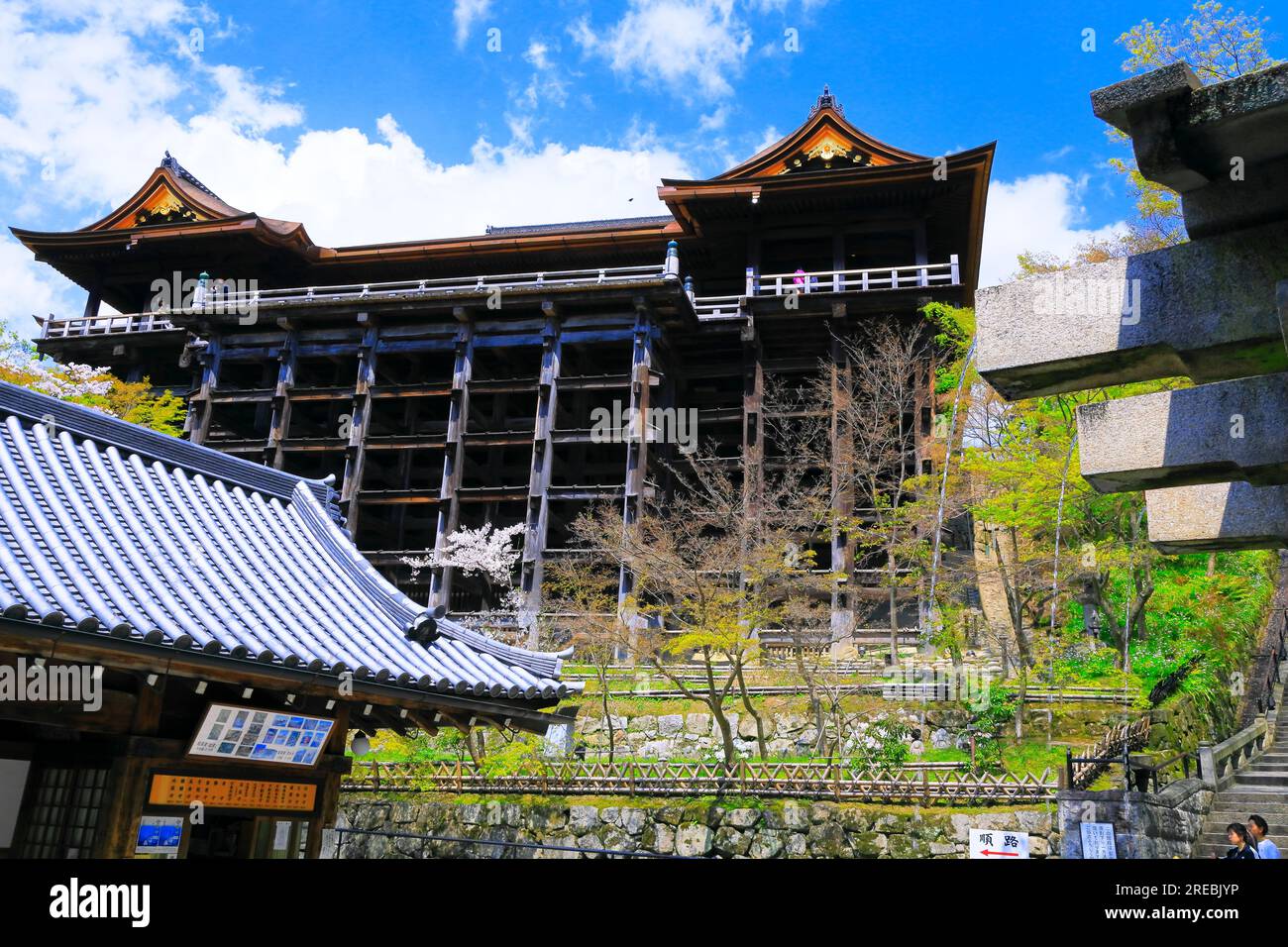 Il palcoscenico di Kiyomizu-dera e la cascata di Otowa Foto Stock