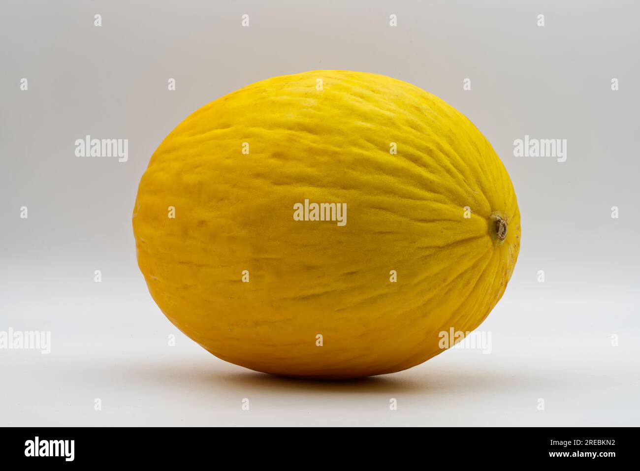 Melone giallo canarino isolato su sfondo bianco. Foto Stock