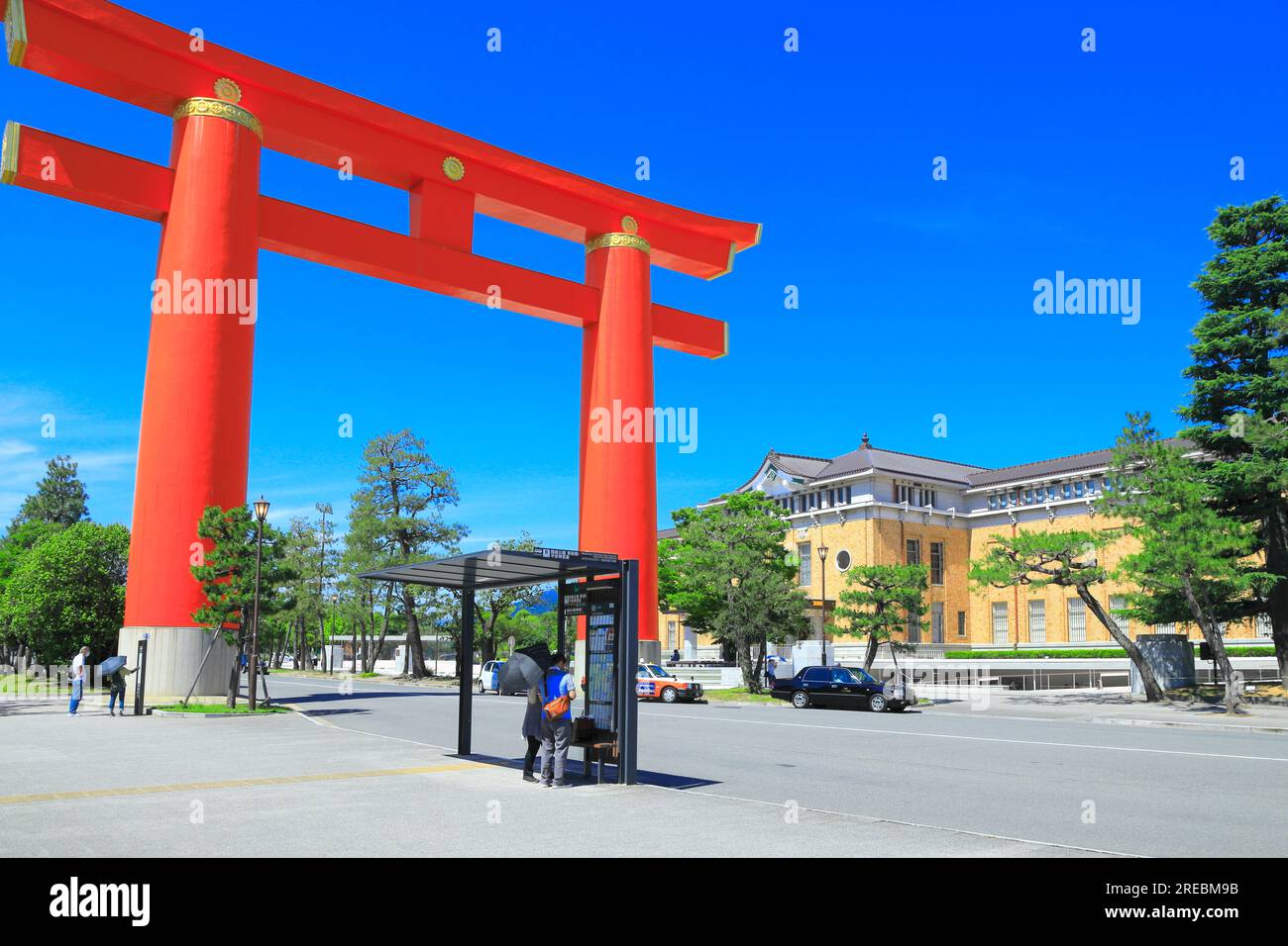 Otorii (grande porta) del Santuario Heian Jingu e del Museo Municipale d'Arte di Kyoto Foto Stock