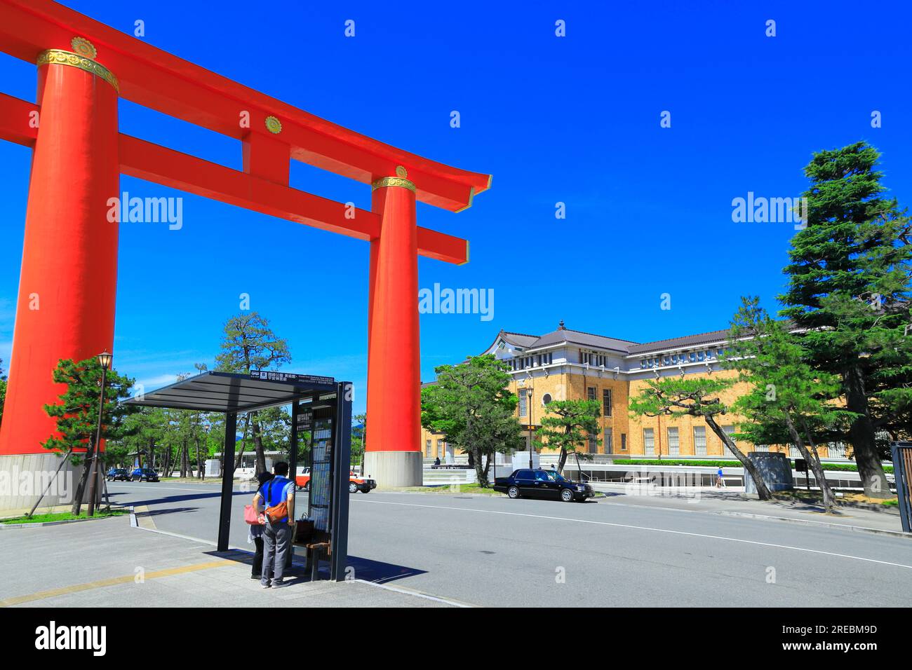 Otorii (grande porta) del Santuario Heian Jingu e del Museo Municipale d'Arte di Kyoto Foto Stock