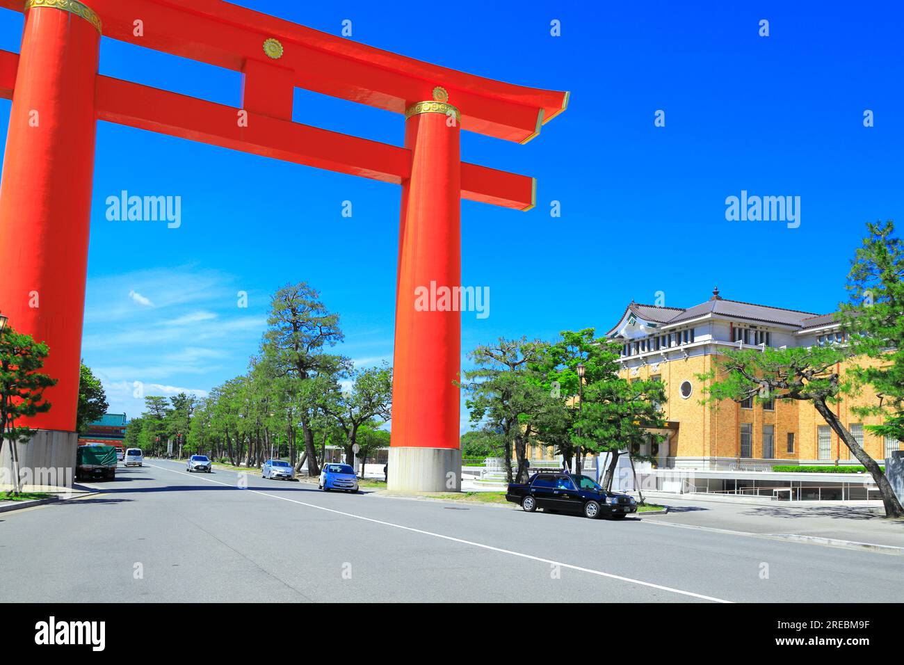 Otorii (grande porta) del Santuario Heian Jingu e del Museo Municipale d'Arte di Kyoto Foto Stock