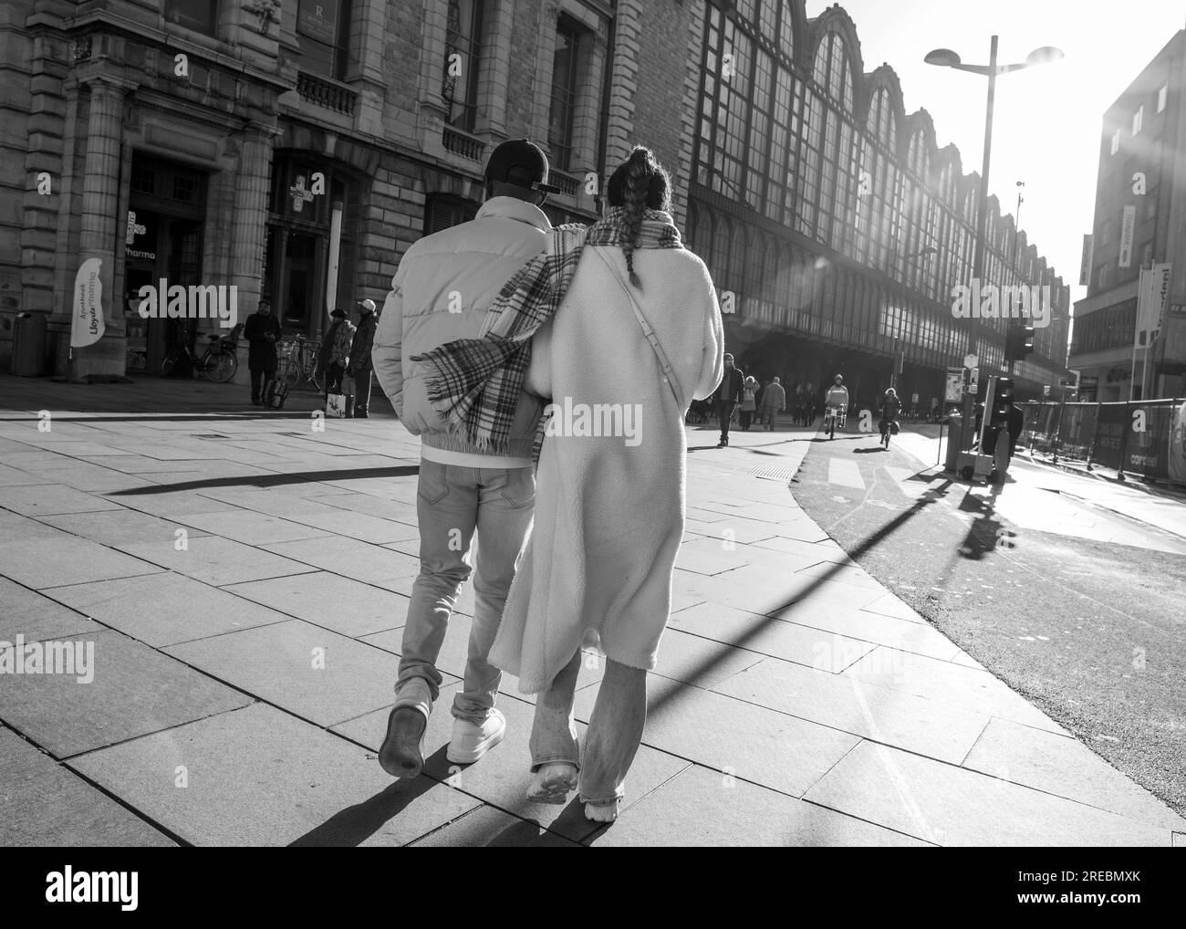 Anversa, Belgio - 20 novembre 2022 coppia giovane che cammina ad Anversa Foto Stock