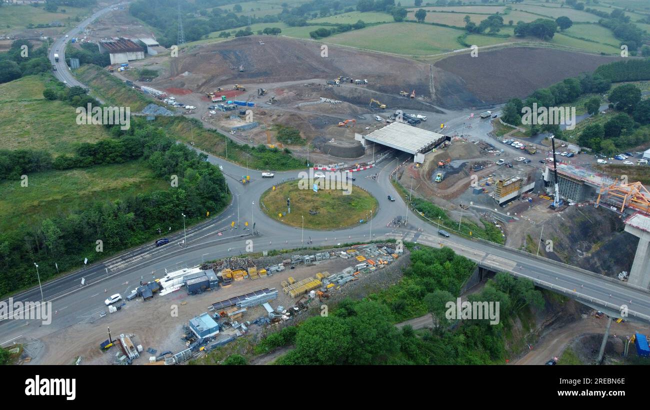 Lavori stradali sulla A465 Head of the Valleys Road a Merthyr Tydfil, costruzione di una doppia carreggiata e nuova rotatoria e ampliamento del viadotto Taf Fawr, giugno 2023 Foto Stock