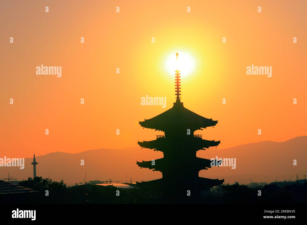 Tramonto invernale e Yasaka-no-to (Pagoda di Yasaka) Foto Stock