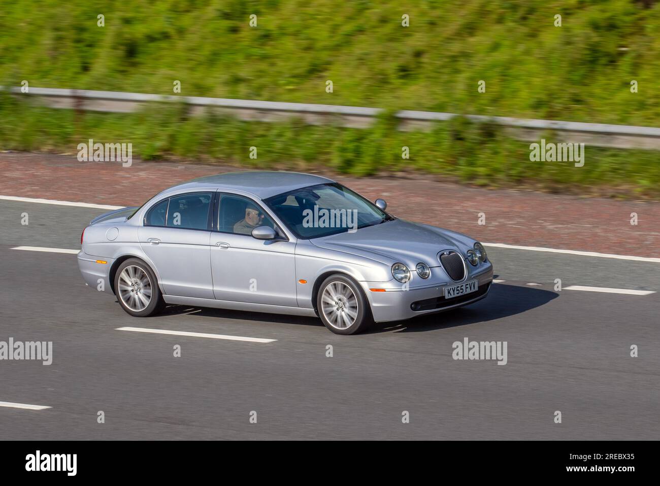 Jaguar S-Type Sport Diesel 2005 Auto DT V6 Auto Silver Berlina Diesel 2720 cc che viaggia a velocità sostenuta sull'autostrada M6 a Greater Manchester, Regno Unito Foto Stock