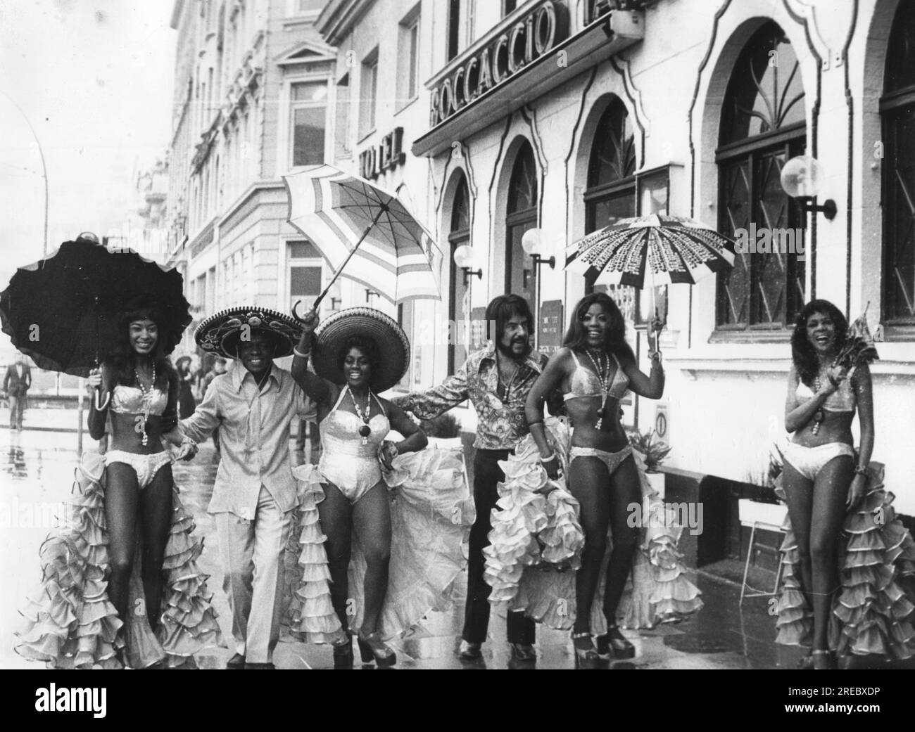 Valdor, Frank, 27.5.1937 - 5,8.2013, arrangiatore e attore tedesco, con ballerini brasiliani, 1973, ADDITIONAL-RIGHTS-CLEARANCE-INFO-NOT-AVAILABLE Foto Stock