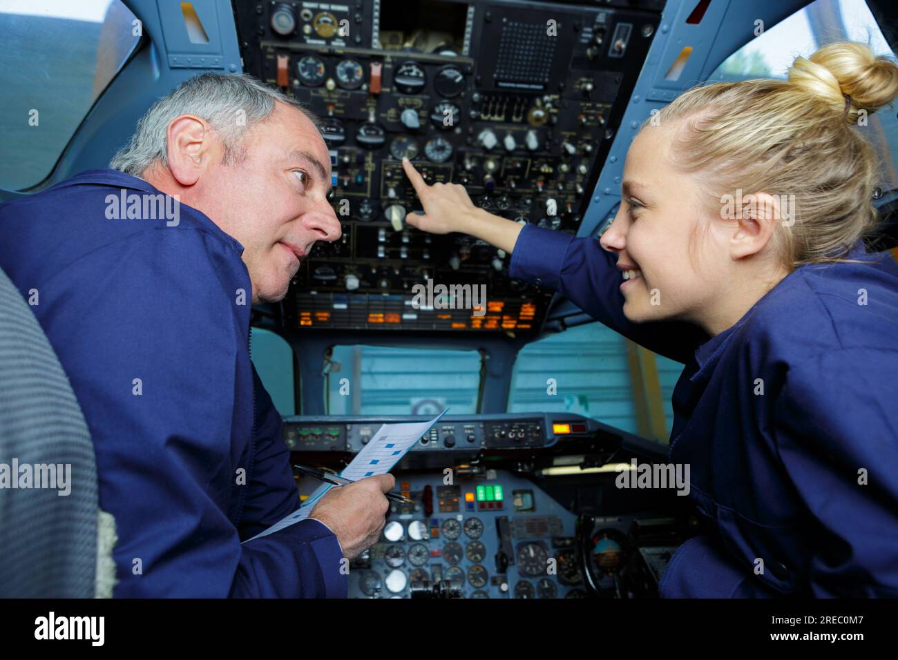 Ingegneri all'interno di un pozzetto piani Foto Stock
