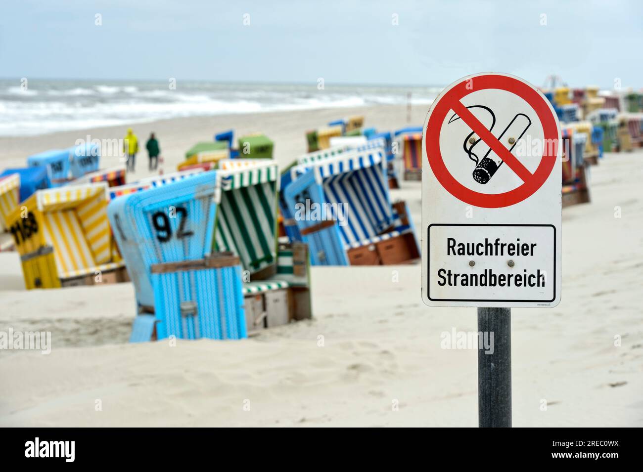 Cartello area spiaggia non fumatori sulla spiaggia di Langeoog, costa del Mare del Nord, Isole Frisoni orientali, bassa Sassonia, Germania Foto Stock