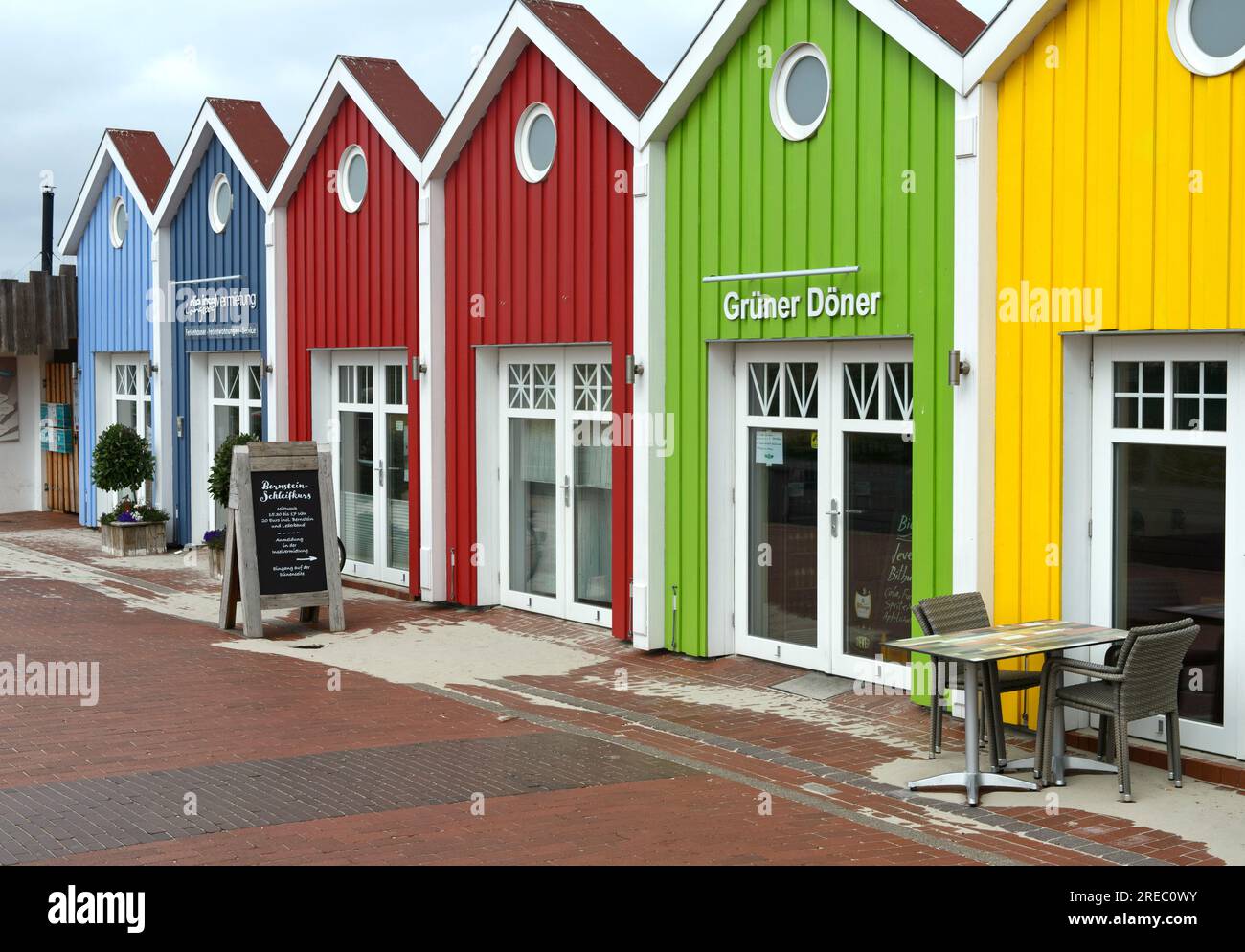 Case di legno colorate con boutique e ristoranti, isola del Mare del Nord di Langeoog, Isole Frisoni Orientali, bassa Sassonia, Germania Foto Stock