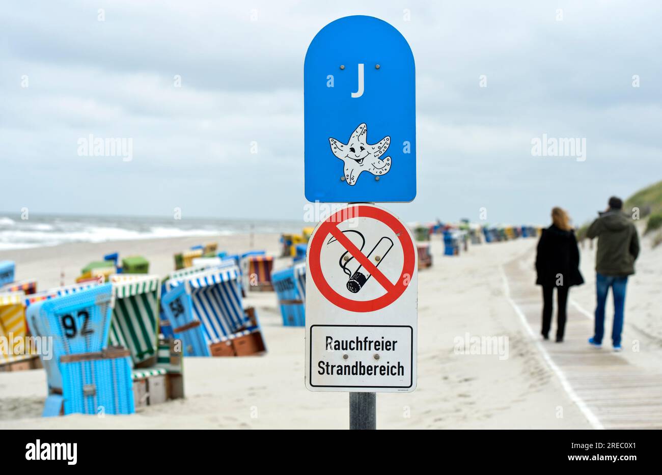 Cartello area spiaggia non fumatori sulla spiaggia di Langeoog, costa del Mare del Nord, Isole Frisoni orientali, bassa Sassonia, Germania Foto Stock