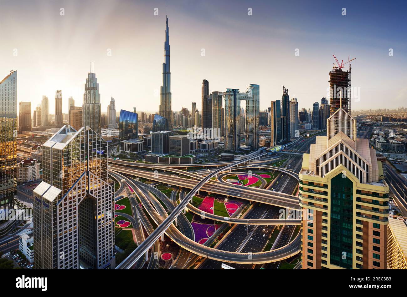 Splendida alba aerea nel centro di Dubai con vista panoramica dello skyline, Emirati Arabi Uniti Foto Stock