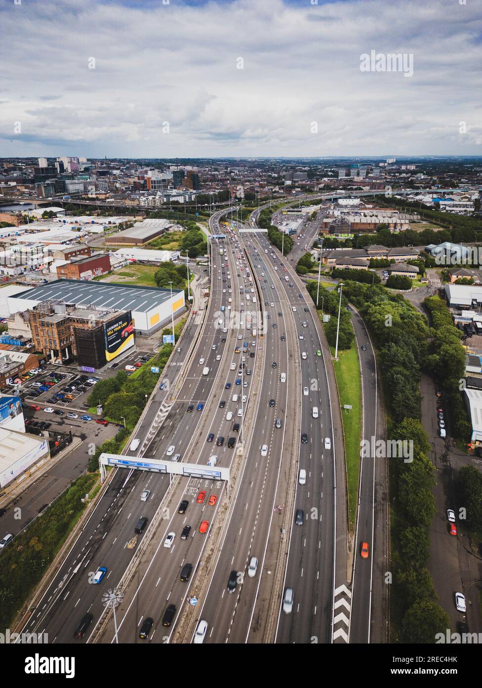 Vista aerea dell'autostrada M8 a Glasgow, Scozia, Regno Unito Foto Stock