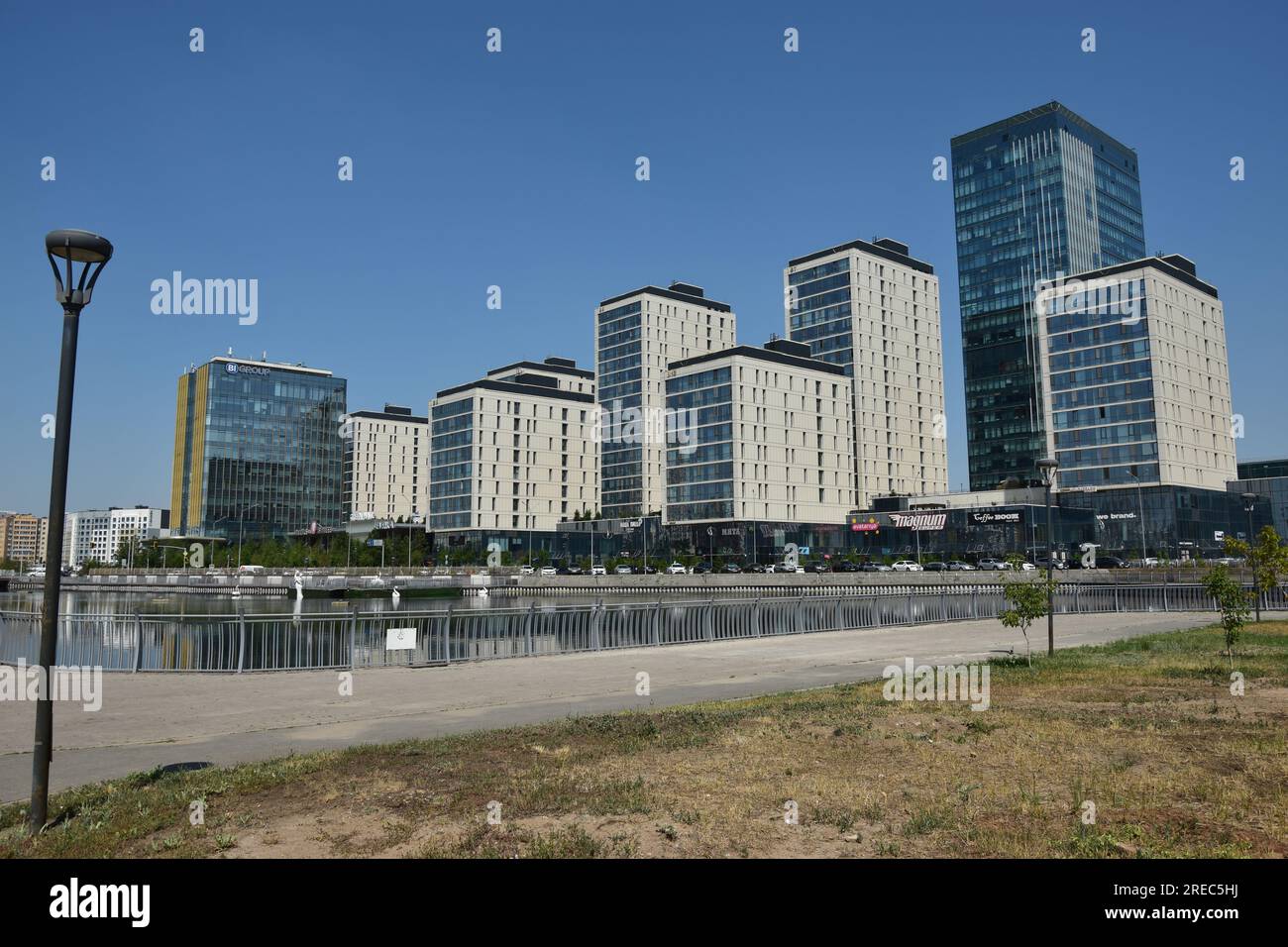 Astana (Nur-Sultan), Kazakistan - moderni edifici residenziali ad Astana (Nur-Sultan), capitale del Kazakistan Foto Stock